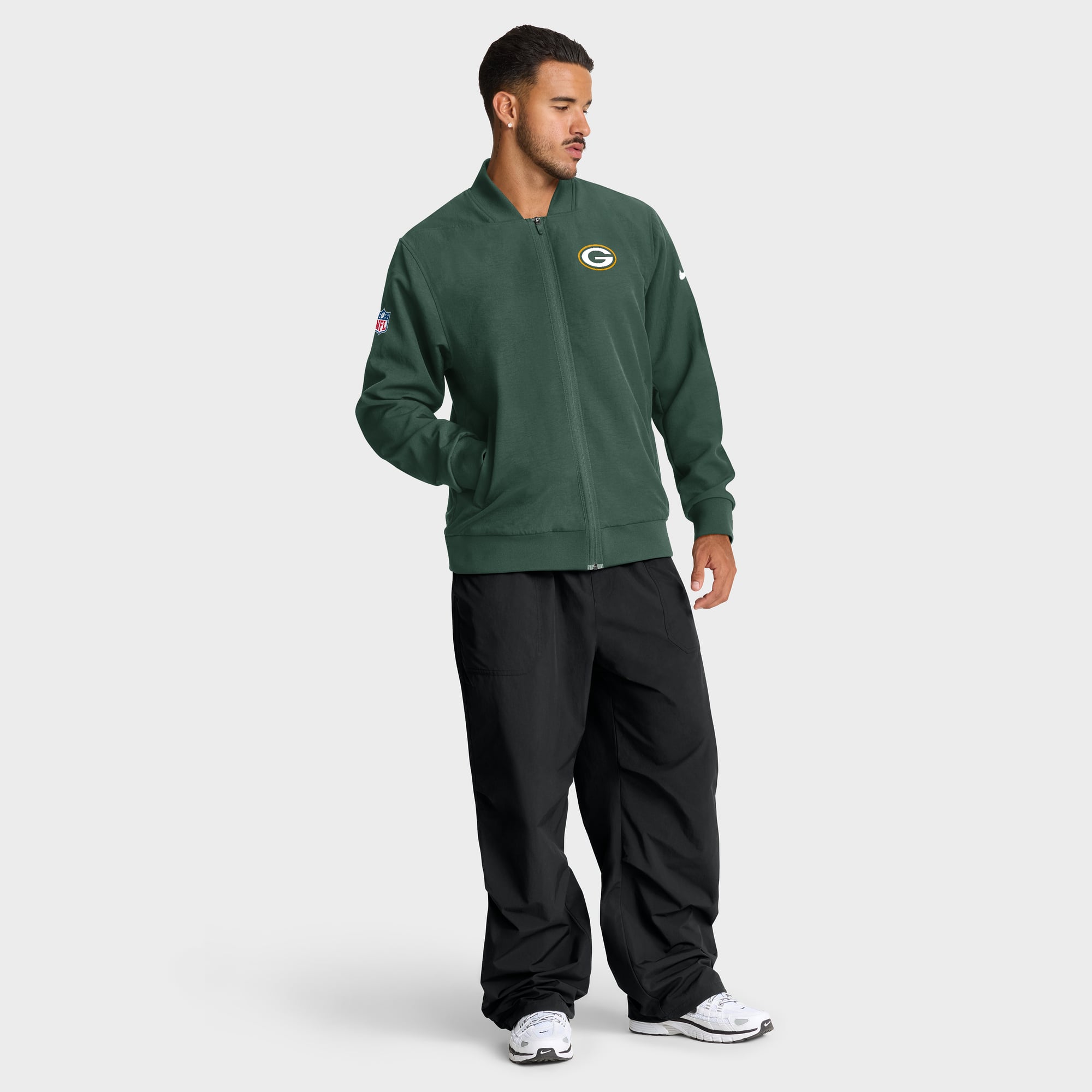 Veste bomber zippée Nike Green Bay Packers pour homme, modèle Sideline Powerful Blocking Dri-FIT, couleur verte.