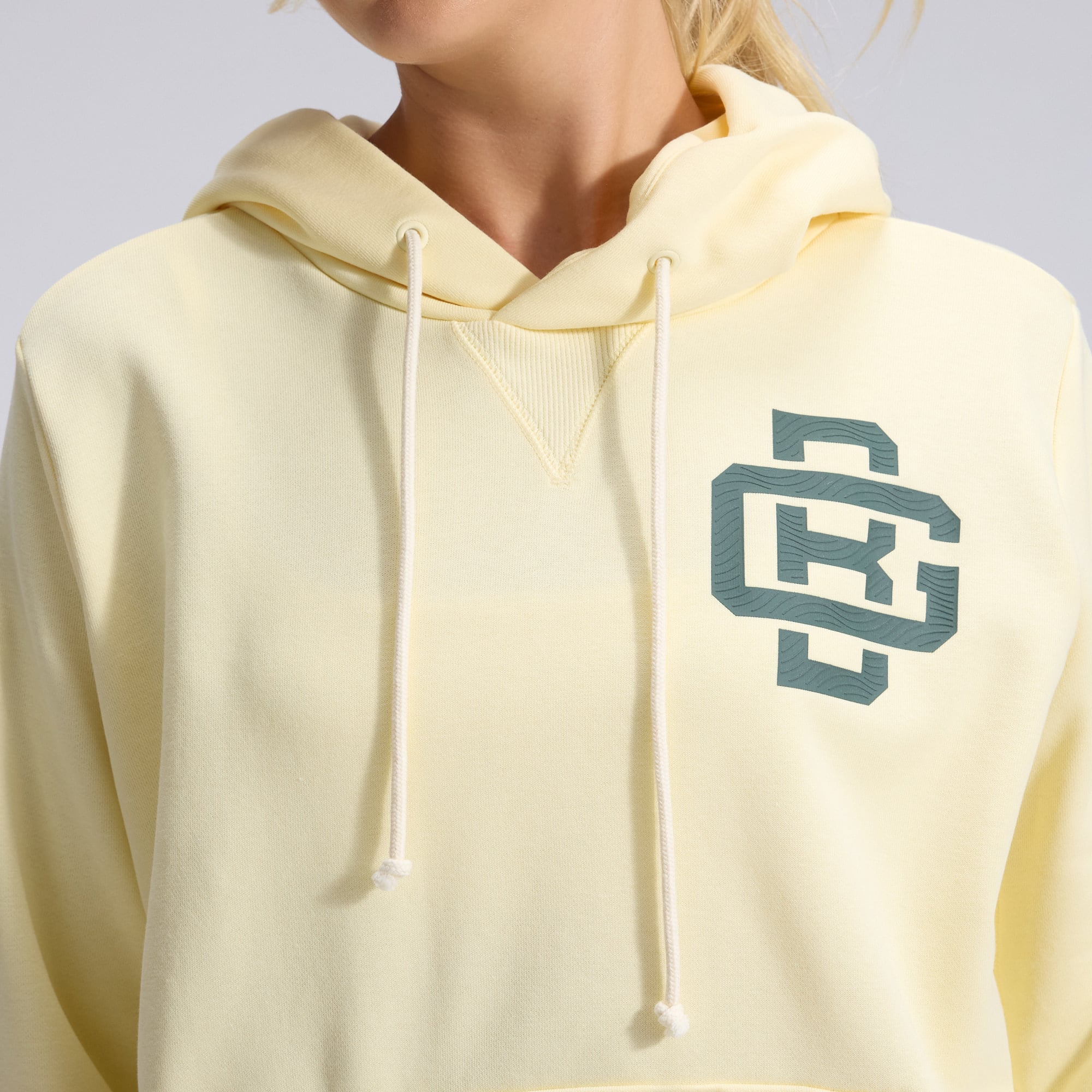 Women's Nike Cream Green Bay Packers 2026 Rivalries Collection Standard Issue Sideline Pullover Hoodie