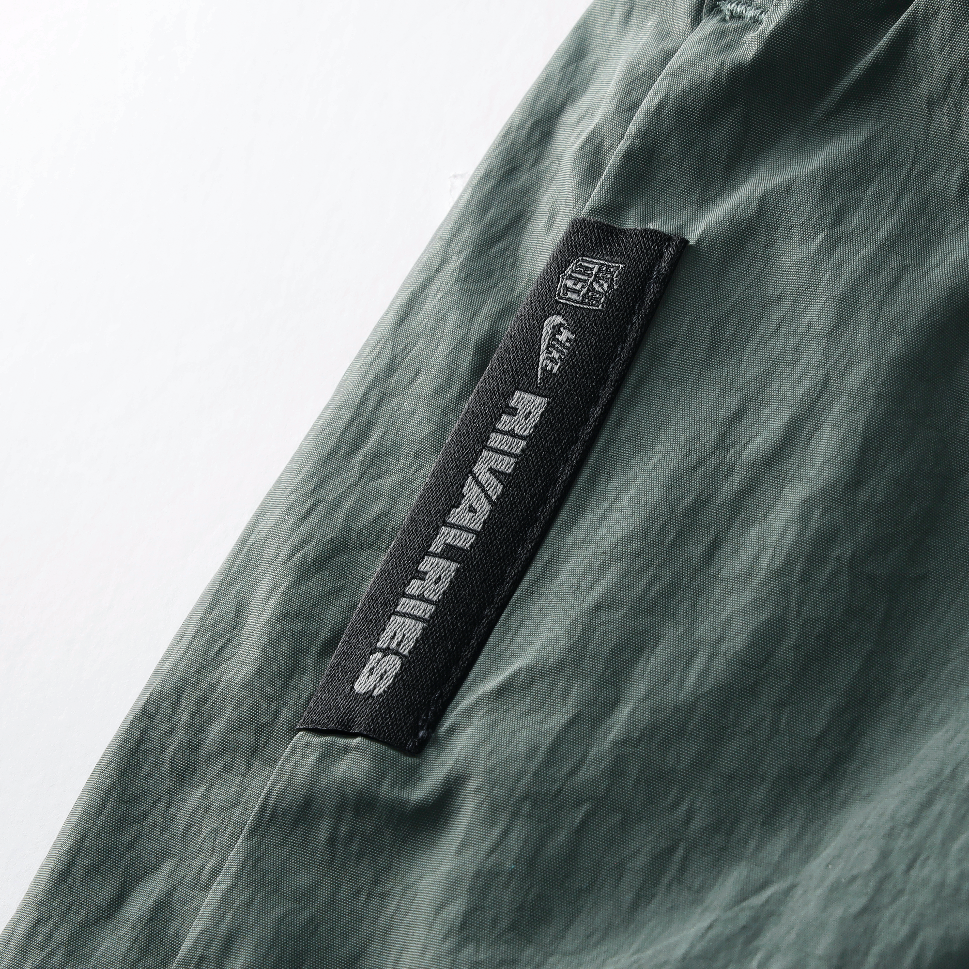 Pantalon tissé à jambes larges Nike Green Bay Packers Collection 2026 Rivalries pour femme