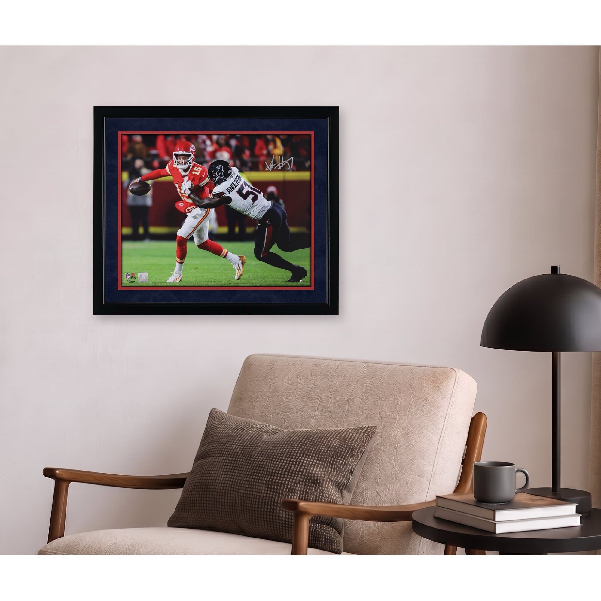 Photo dédicacée de Will Anderson Jr. (Houston Texans) - 40,6 x 50,8 cm (16 x 20 pouces) - le montrant en train de plaquer Patrick Mahomes.