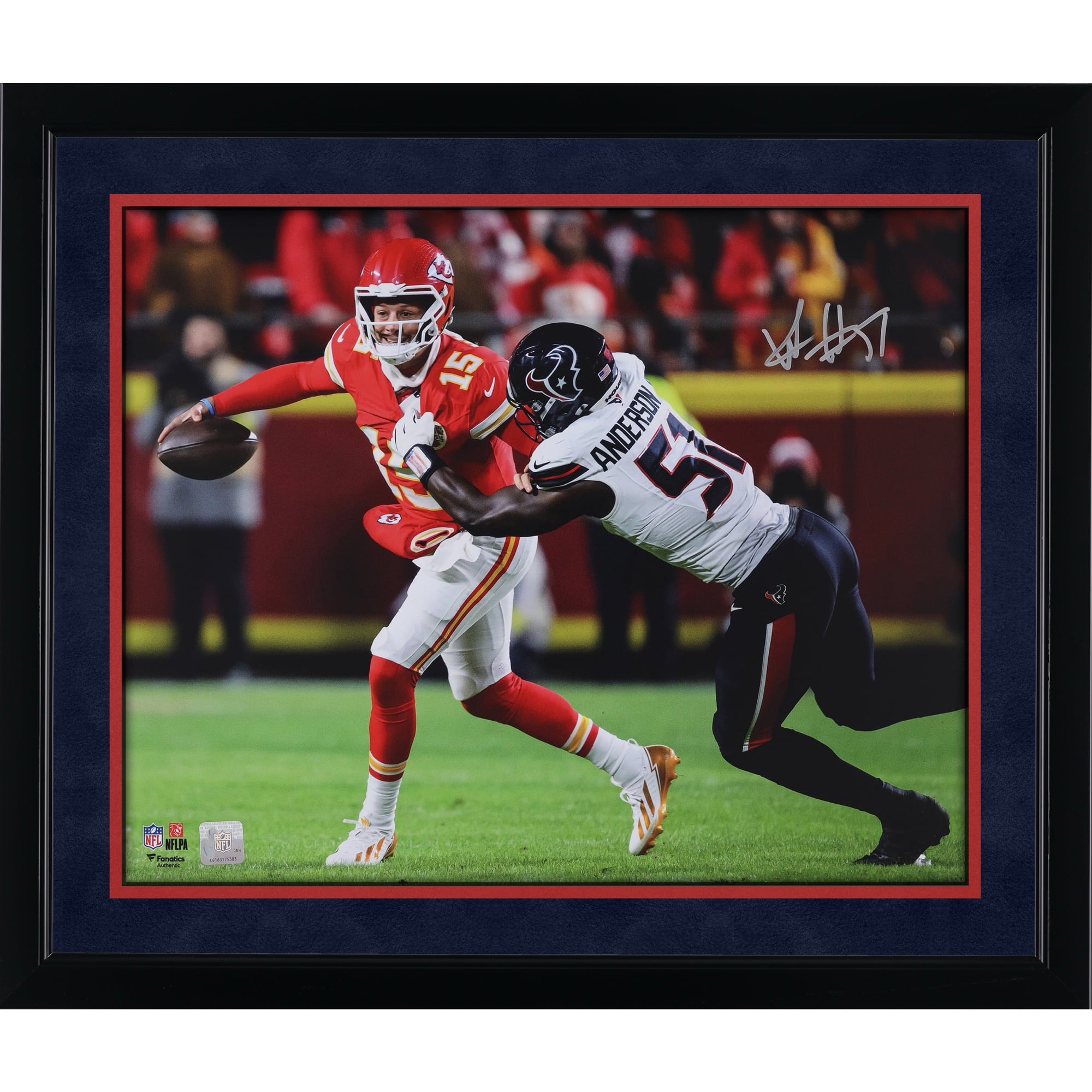 Photo dédicacée de Will Anderson Jr. (Houston Texans) - 40,6 x 50,8 cm (16 x 20 pouces) - le montrant en train de plaquer Patrick Mahomes.