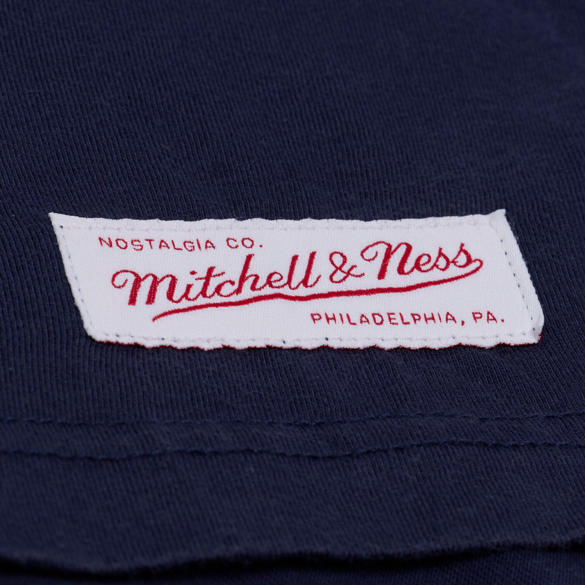 T-shirt graphique Mitchell & Ness bleu marine Indiana Pacers pour homme