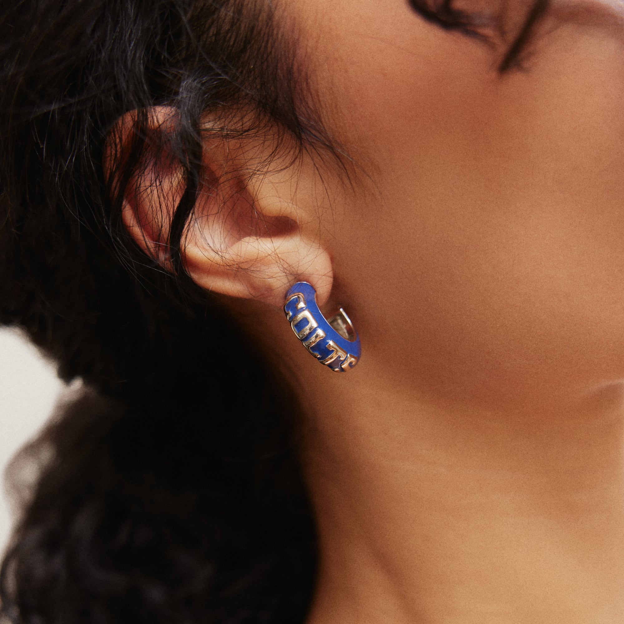 Boucles d'oreilles créoles en émail gonflé BaubleBar Indianapolis Colts