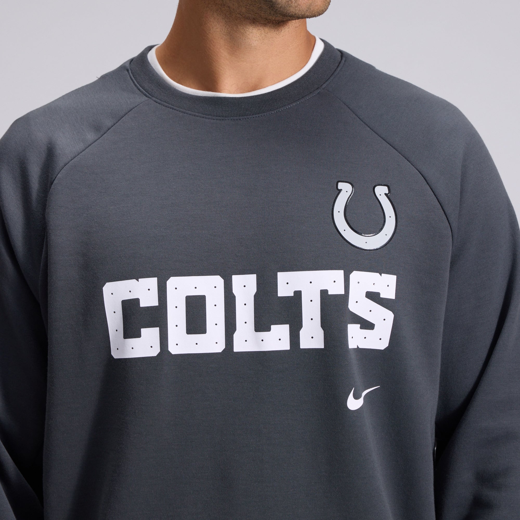 Sweat-shirt Nike Dri-FIT pour homme, coloris anthracite, collection Indianapolis Colts 2026 Rivalries