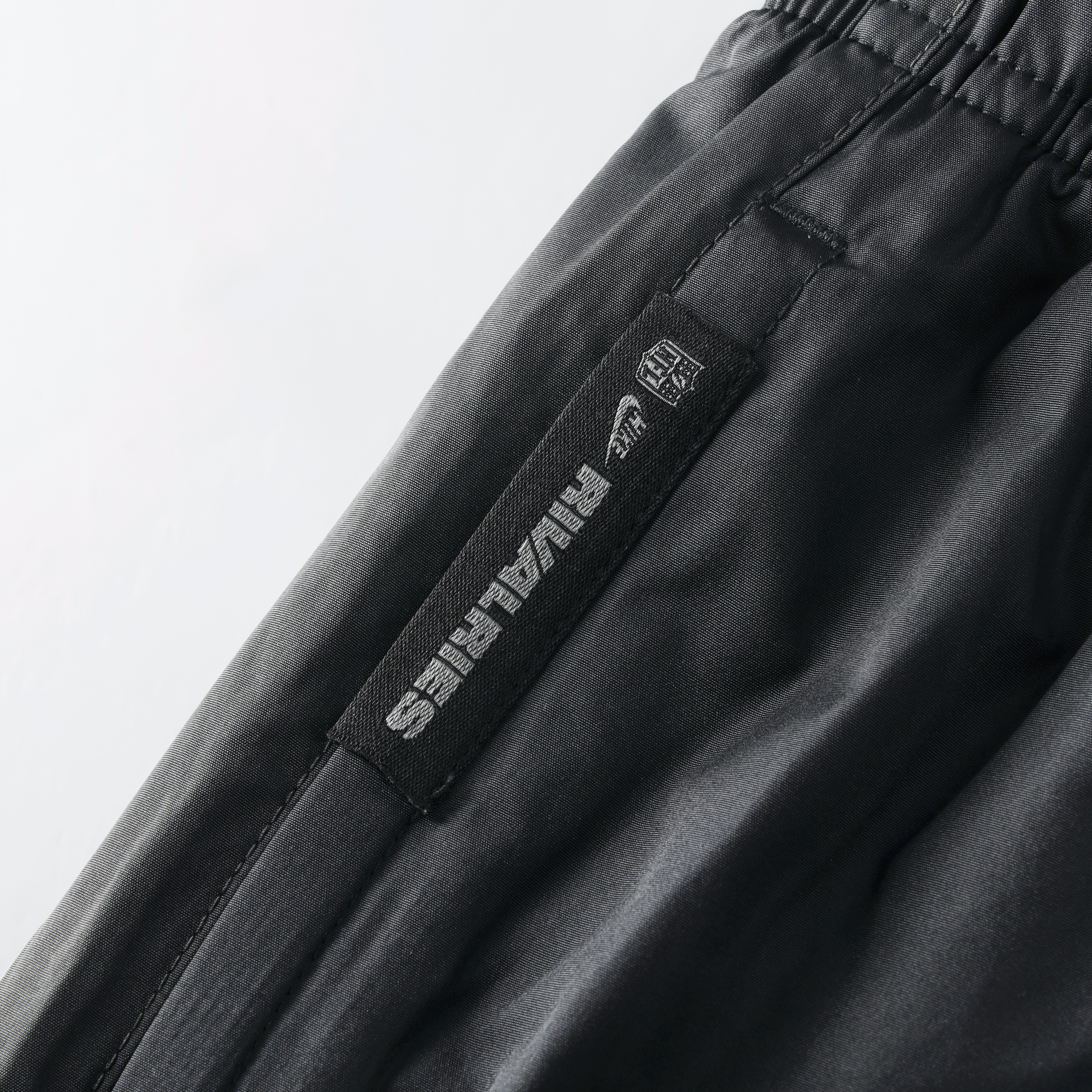 Pantalon Windrunner Nike noir pour homme, collection Indianapolis Colts 2026 Rivalries