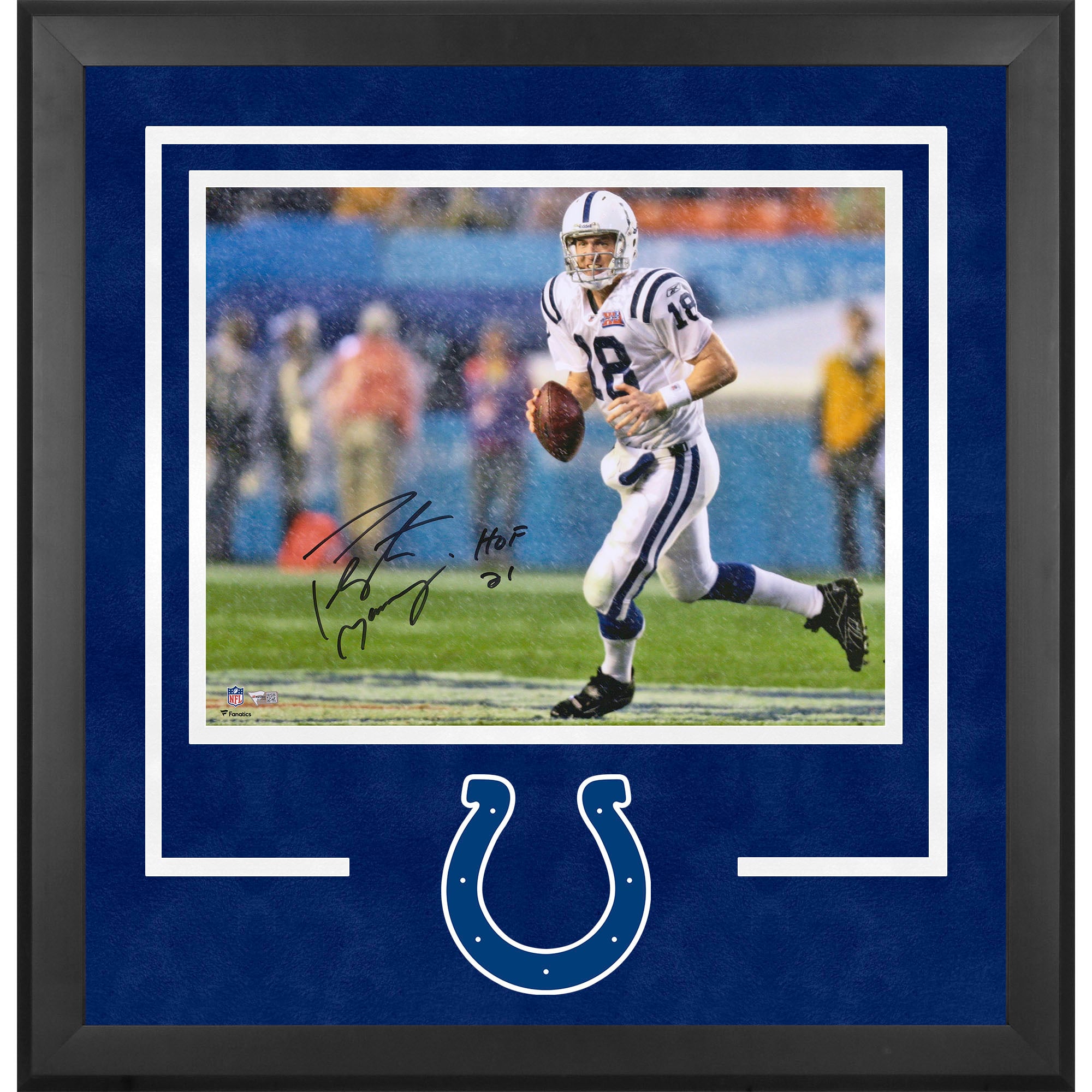 Photo encadrée de luxe autographiée de Peyton Manning (Indianapolis Colts) lors du Super Bowl XLI, courant sous la pluie, avec inscription « HOF 21 » et dédicacée. Format : 40 x 50 cm.
