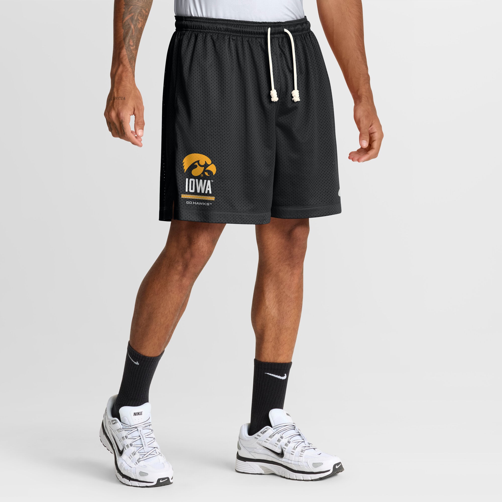 Short réversible Nike Dri-FIT noir/anthracite Iowa Hawkeyes 2026 Sideline Standard Issue pour homme