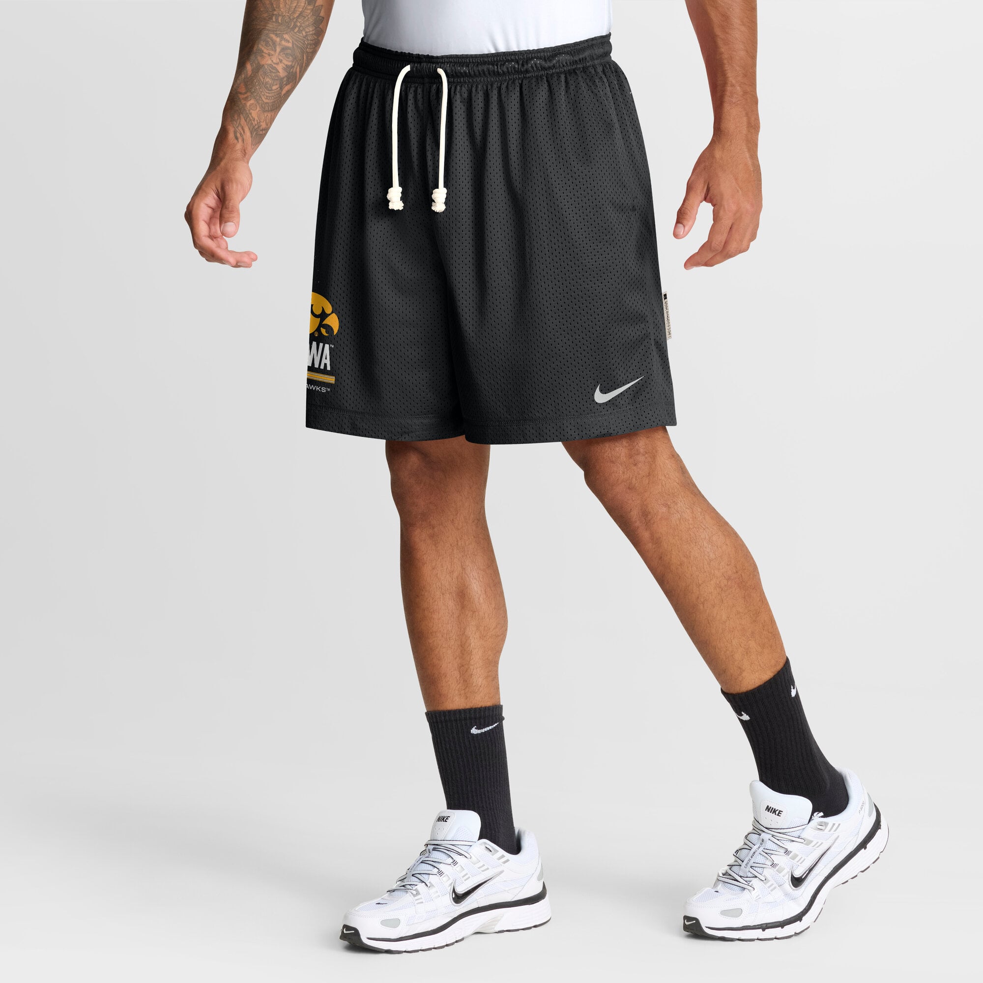 Short réversible Nike Dri-FIT noir/anthracite Iowa Hawkeyes 2026 Sideline Standard Issue pour homme