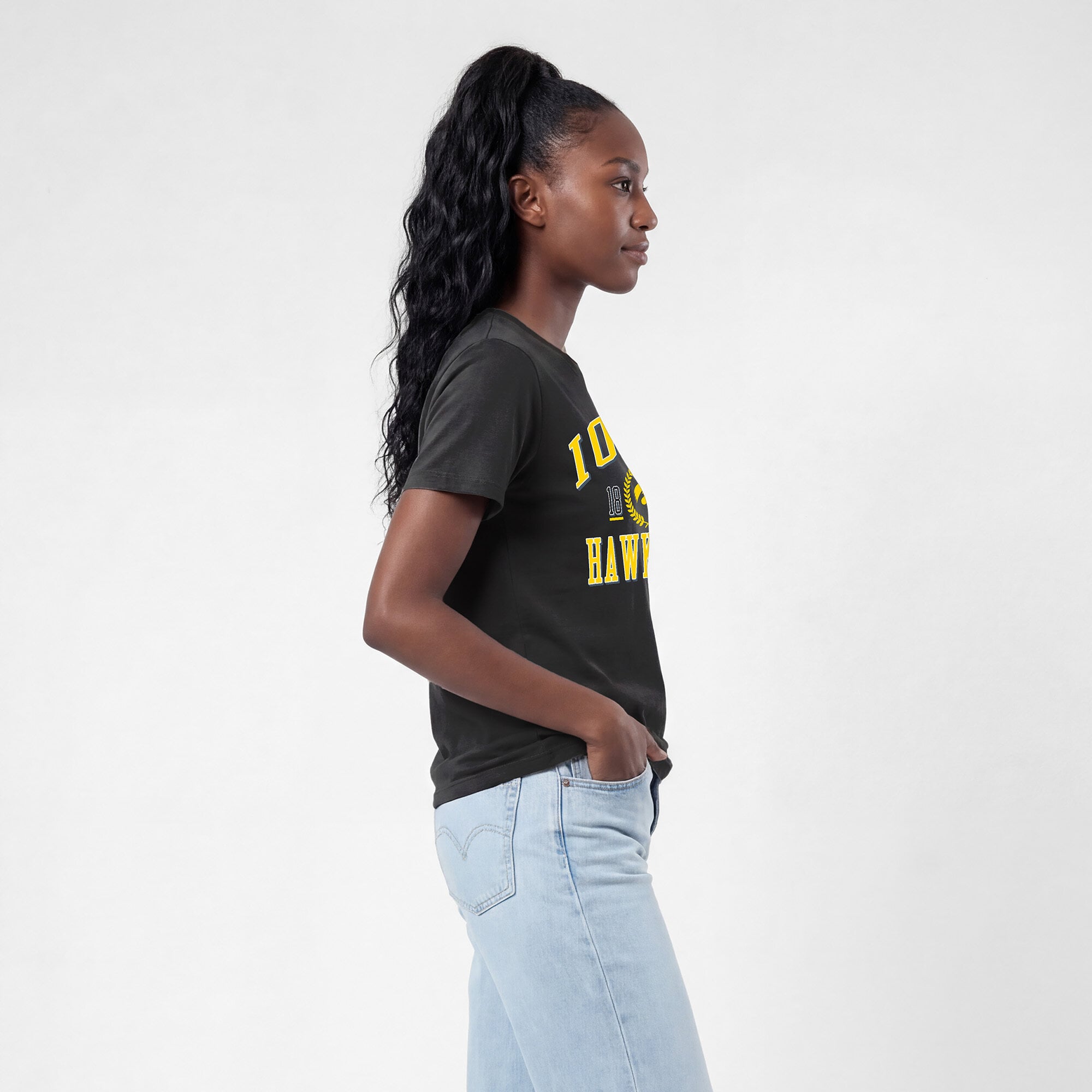 T-shirt de style vie noir champion des Iowa Hawkeyes pour femmes