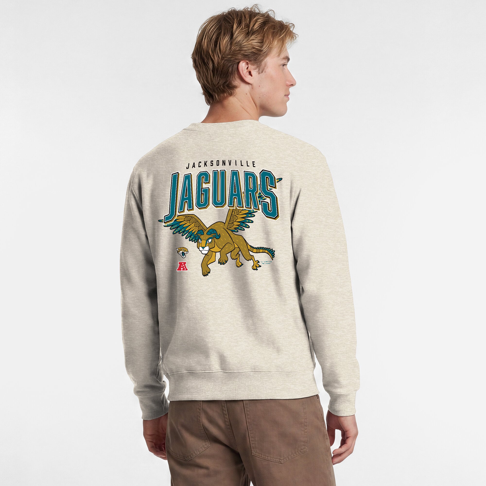 Sweat-shirt à col rond Disney x Champion pour homme, couleur avoine, logo des Jaguars de Jacksonville, Powerblend, poitrine gauche et dos.