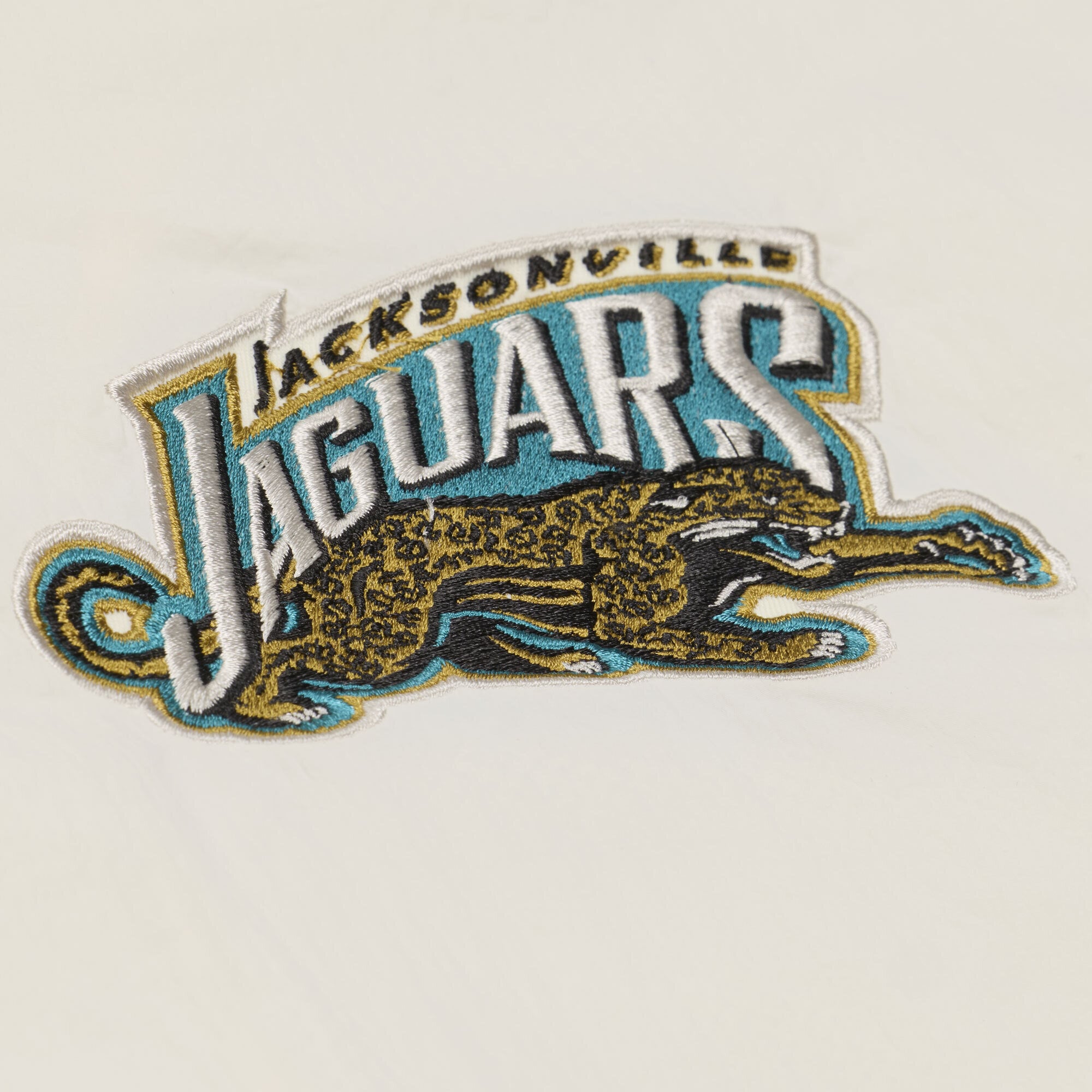 Veste d'entraîneur Mitchell & Ness crème Jacksonville Jaguars Retro Roots pour homme, fermeture à boutons-pression.