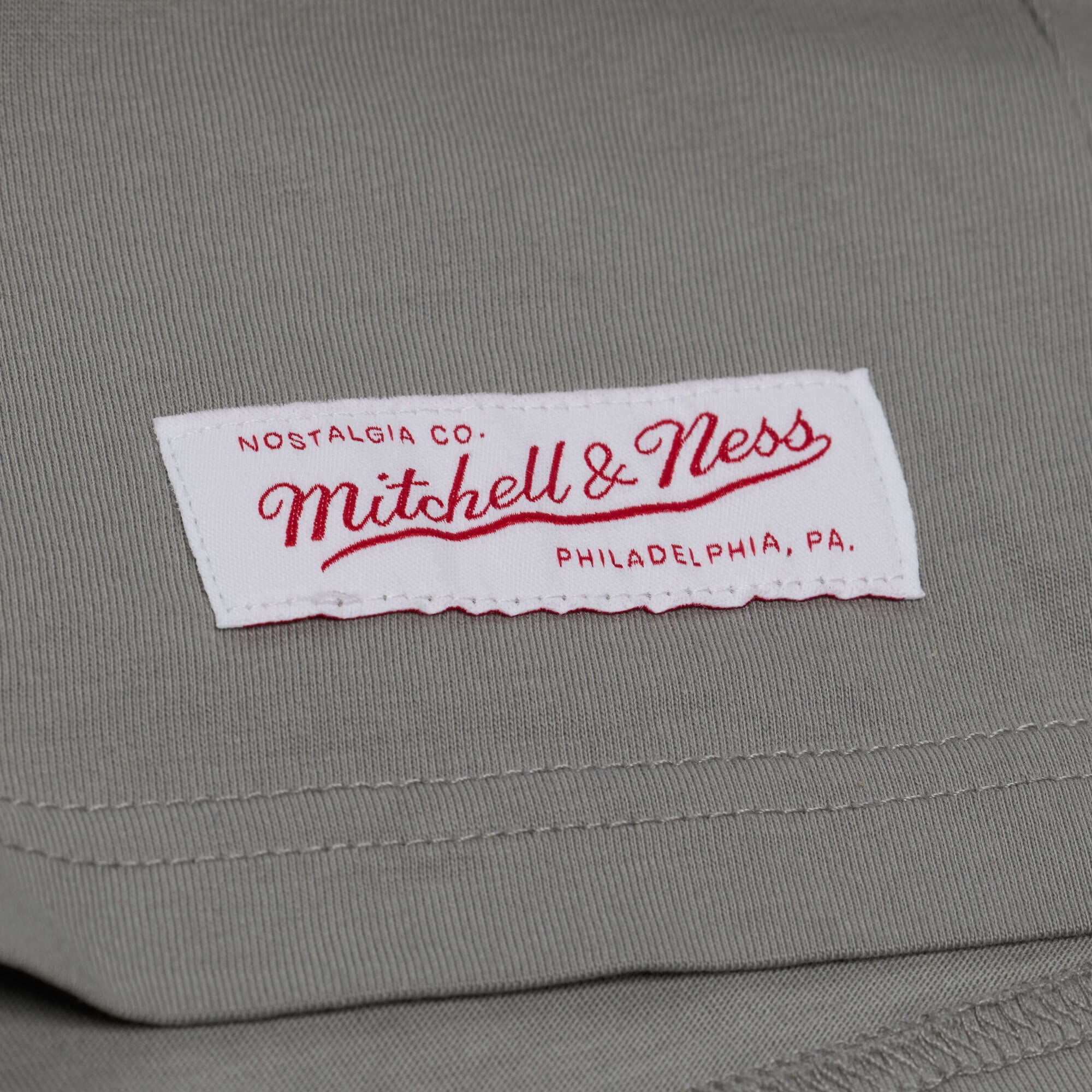 T-shirt Mitchell & Ness gris pour homme, modèle Core Essentials Micro Logo des Jaguars de Jacksonville