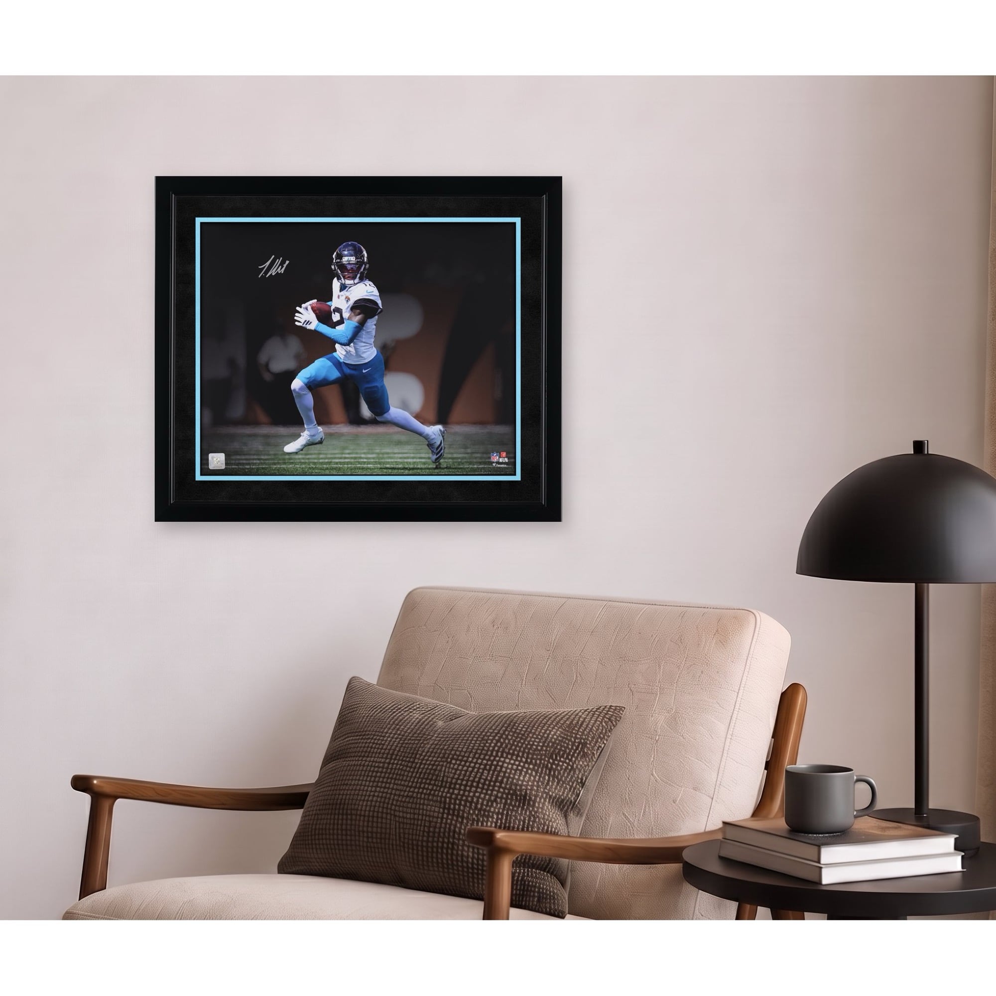 Photo de Travis Hunter, joueur des Jaguars de Jacksonville, en pleine course, autographiée (16 x 20 pouces).