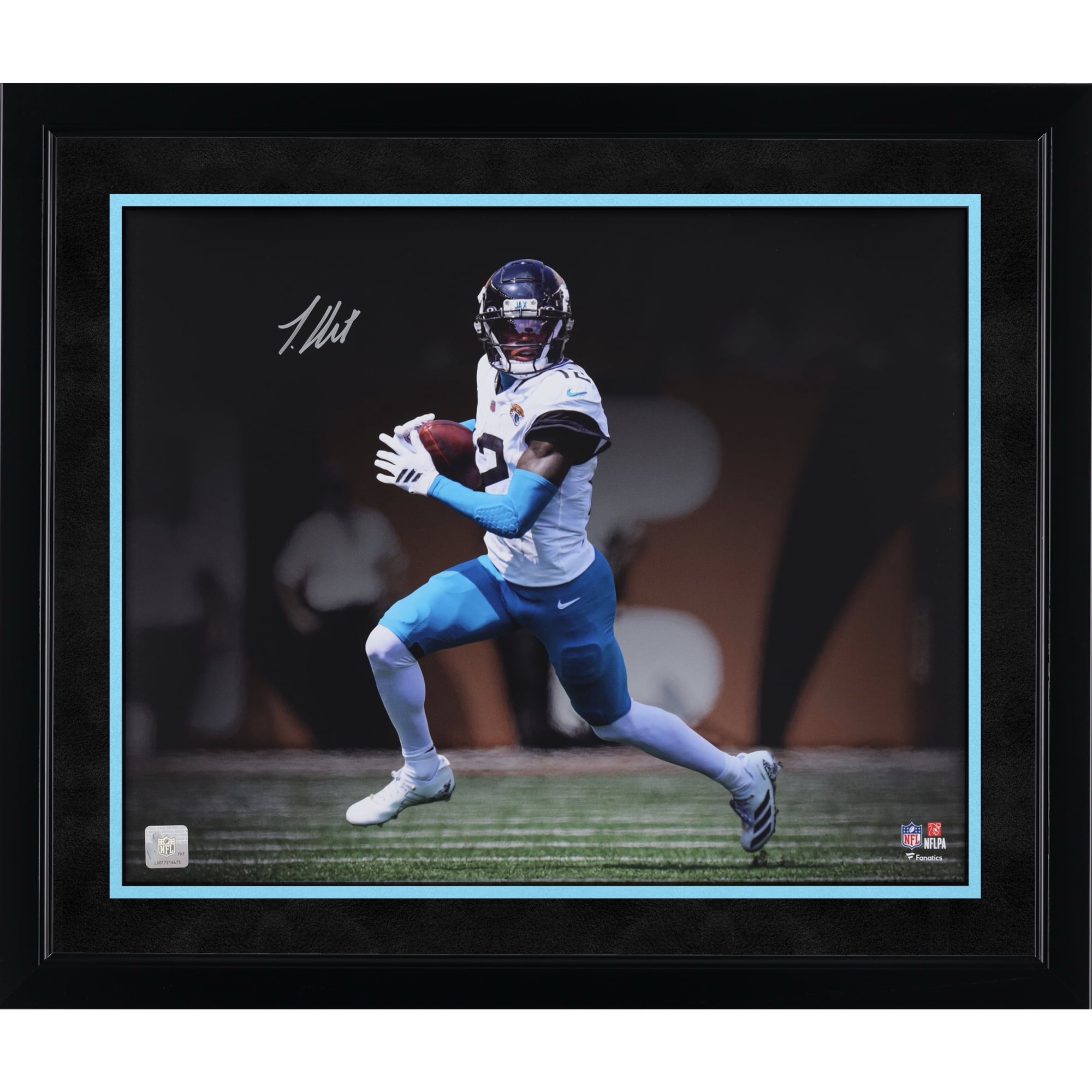 Photo de Travis Hunter, joueur des Jaguars de Jacksonville, en pleine course, autographiée (16 x 20 pouces).