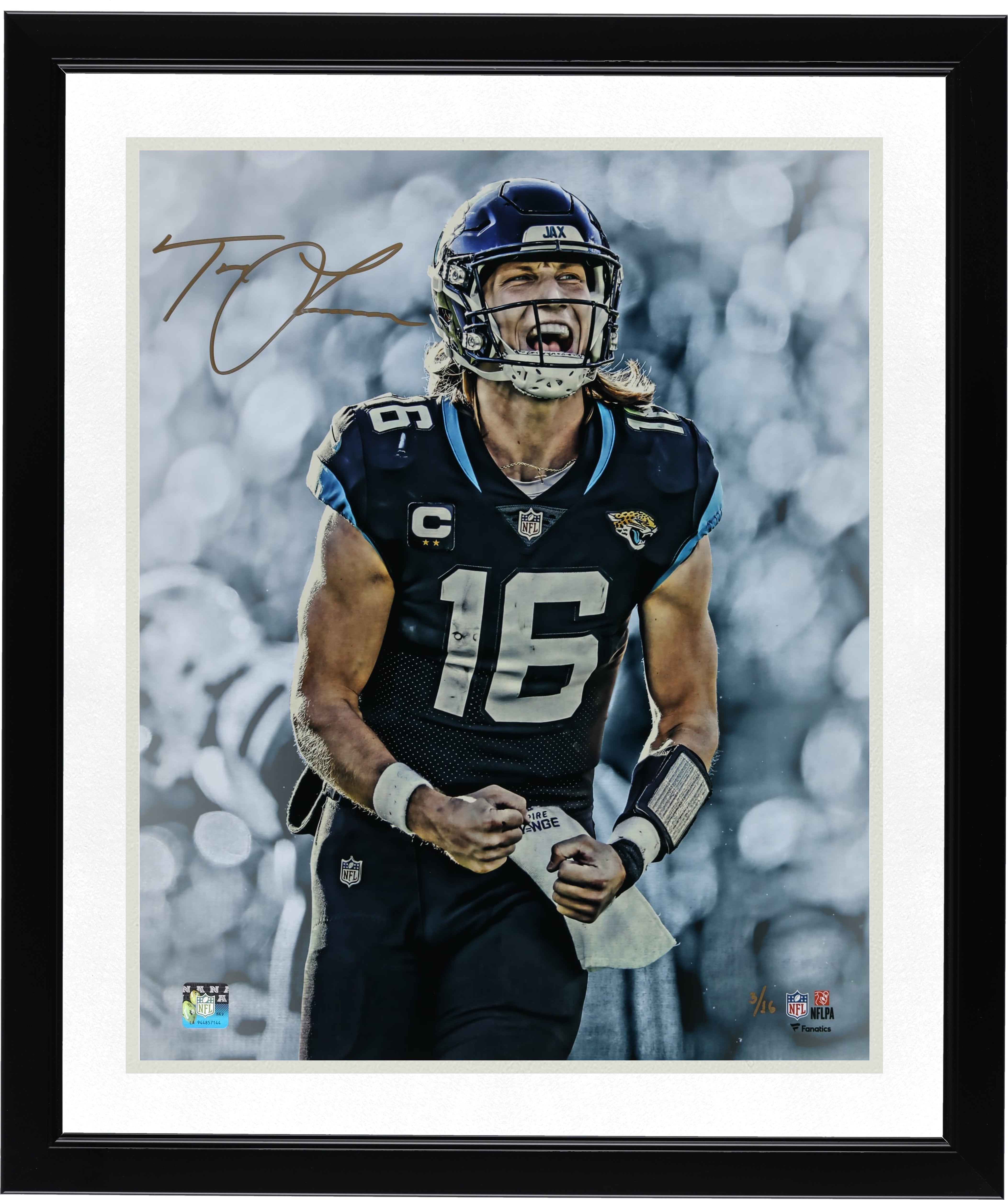 Photo dédicacée par Trevor Lawrence (Jacksonville Jaguars) - Format 40 x 50 cm - Signée à l'encre dorée - Édition limitée à 16 exemplaires