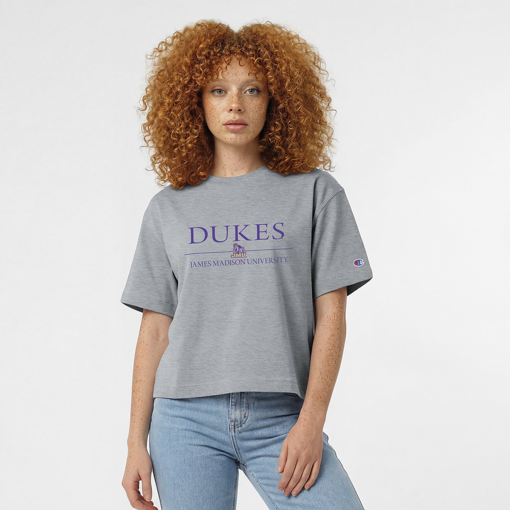 T-shirt Champion gris pour femme, modèle James Madison Dukes, longueur taille, avec logo.