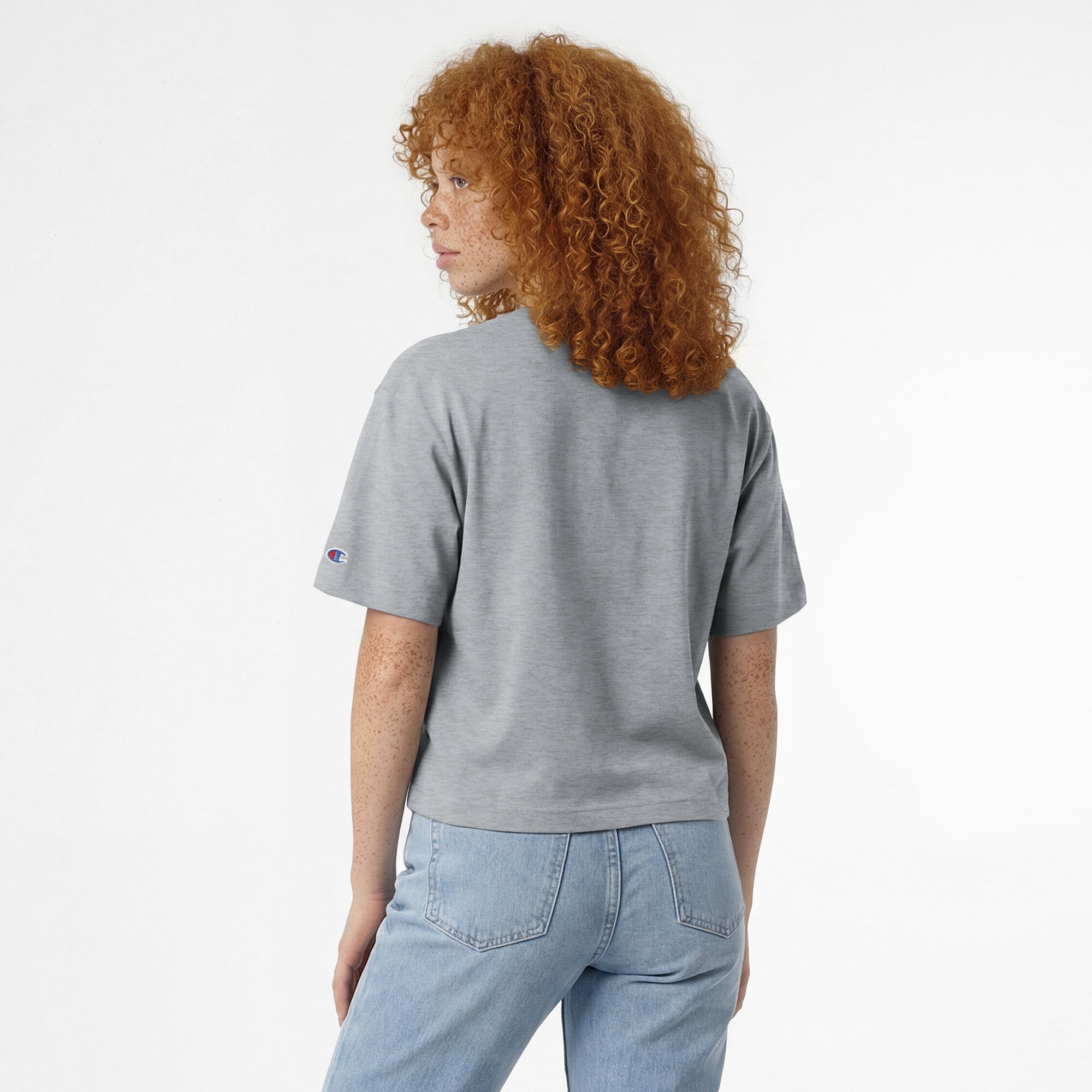 T-shirt Champion gris pour femme, modèle James Madison Dukes, longueur taille, avec logo.
