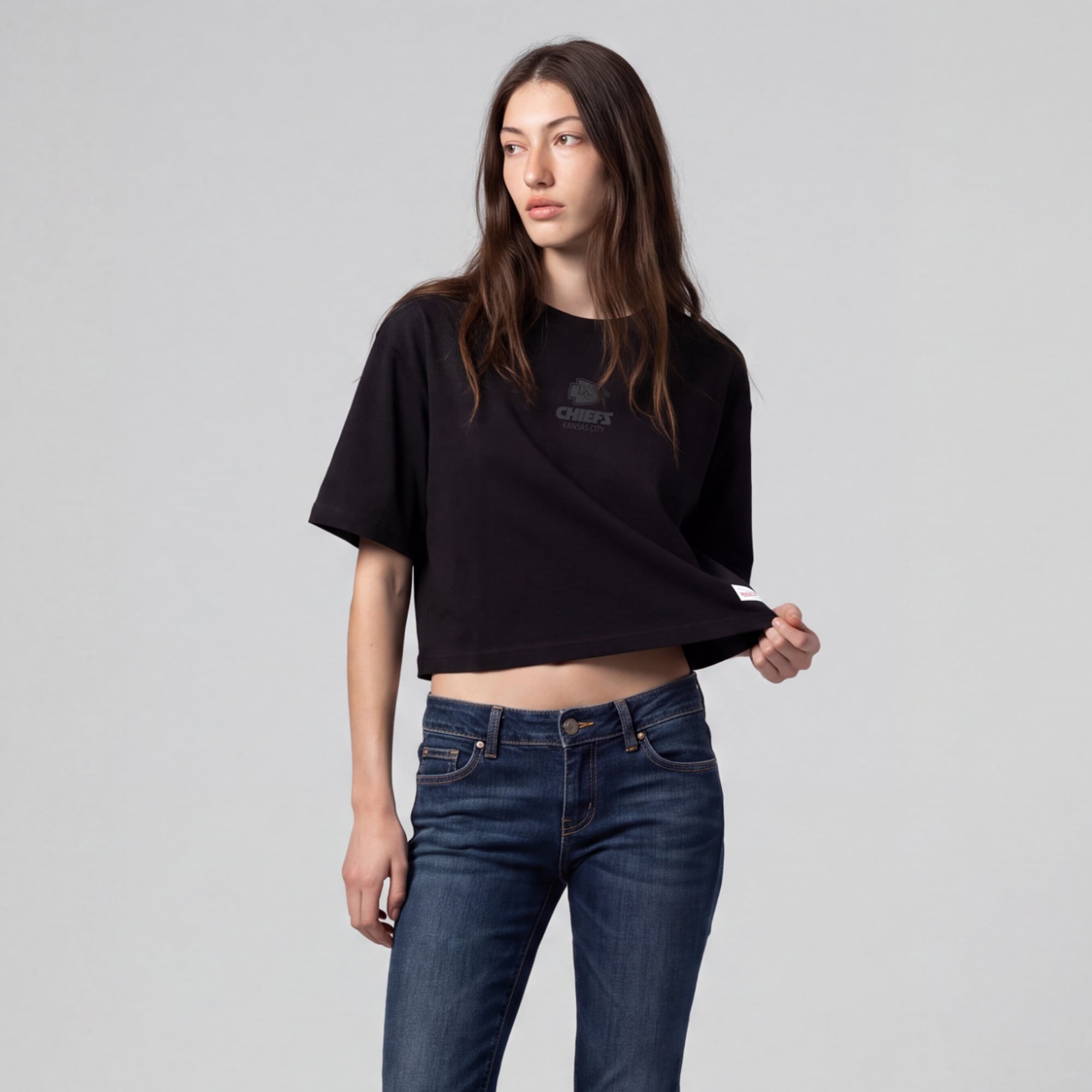 T-shirt court à logo micro noir Mitchell & Ness pour femme, Kansas City Chiefs Core Essentials.