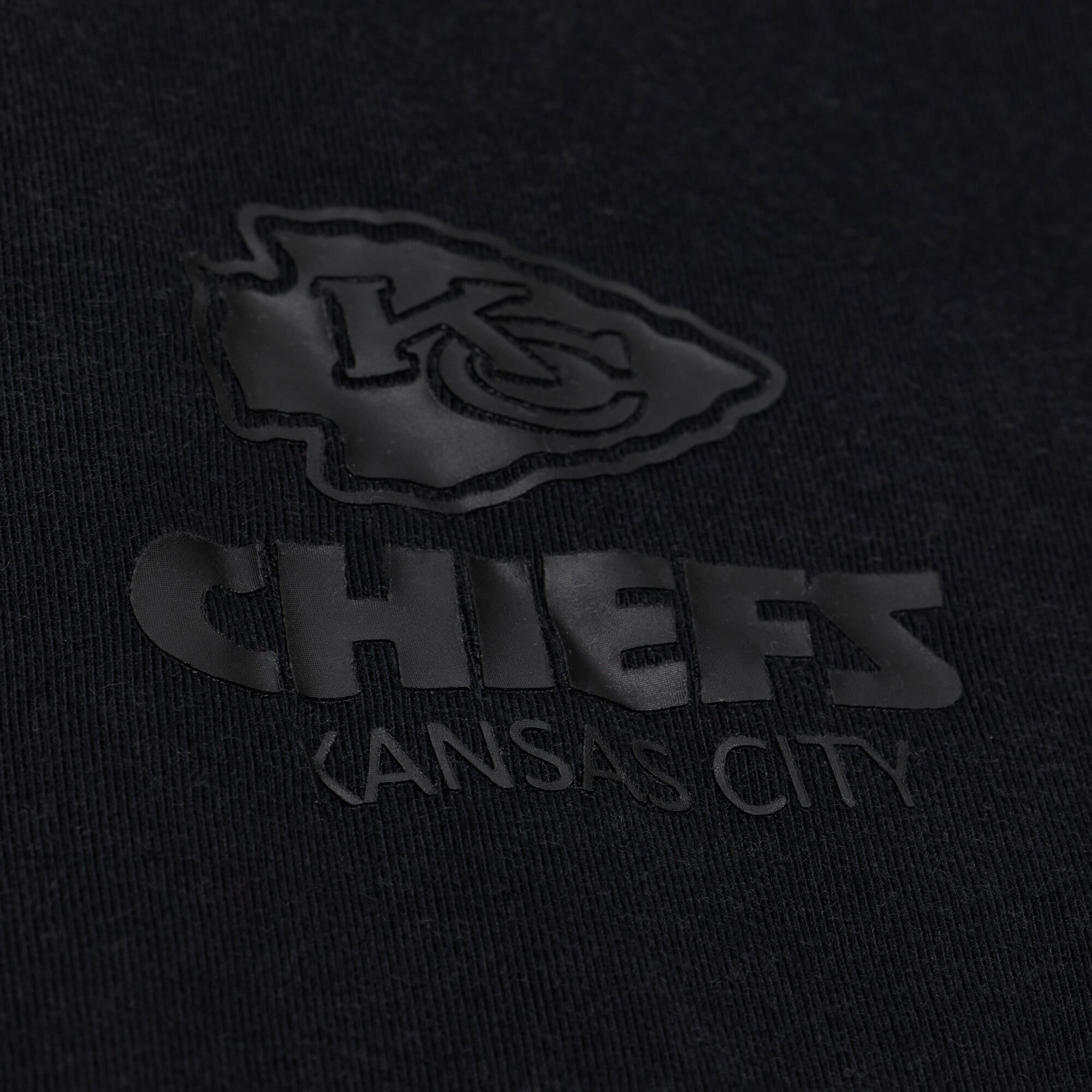 T-shirt court à logo micro noir Mitchell & Ness pour femme, Kansas City Chiefs Core Essentials.