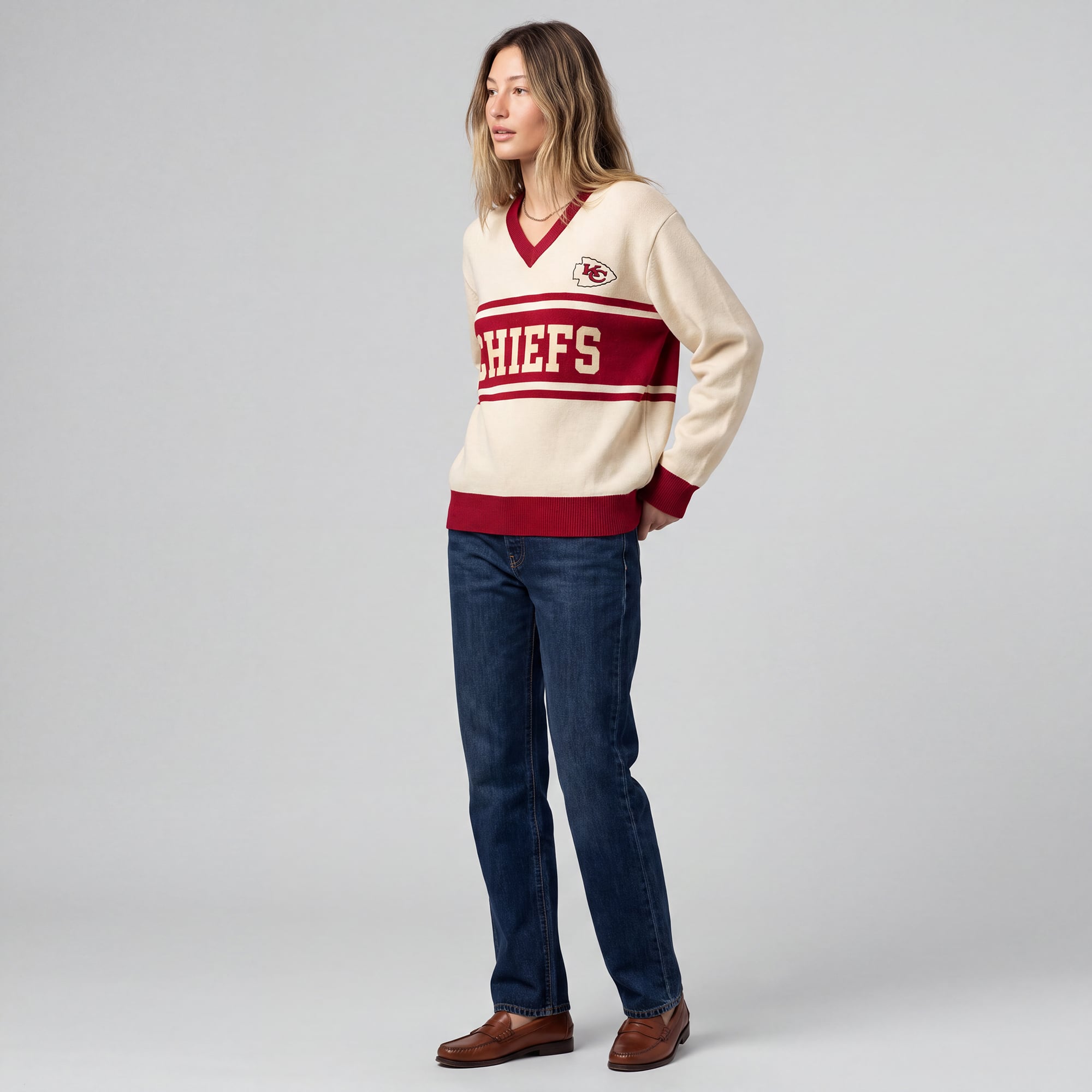 Pull à col en V Mitchell & Ness crème/rouge Kansas City Chiefs Retro Roots pour femme