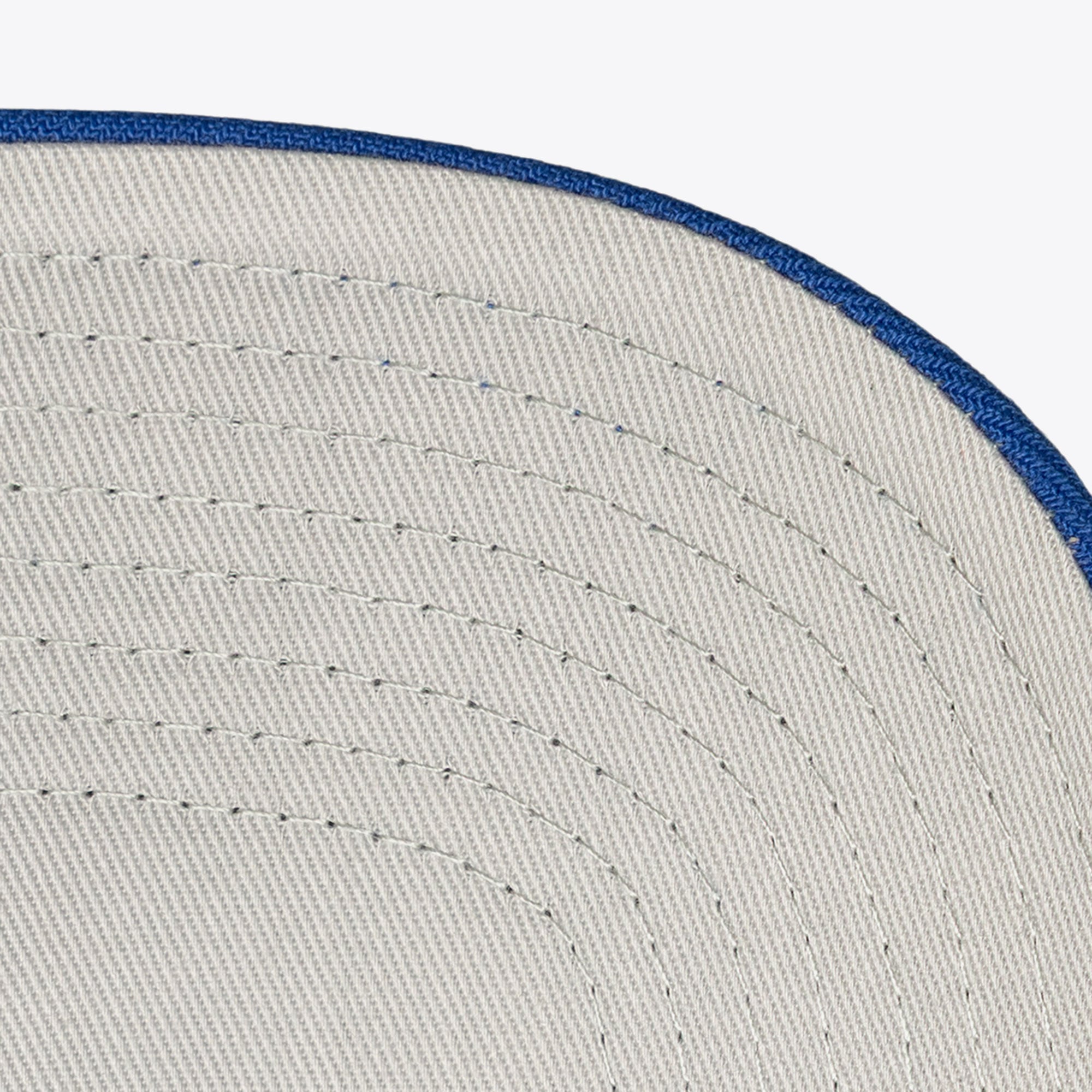 Casquette Mitchell & Ness crème/royale Kansas City Royals Flawless Stretch-Snapback pour homme