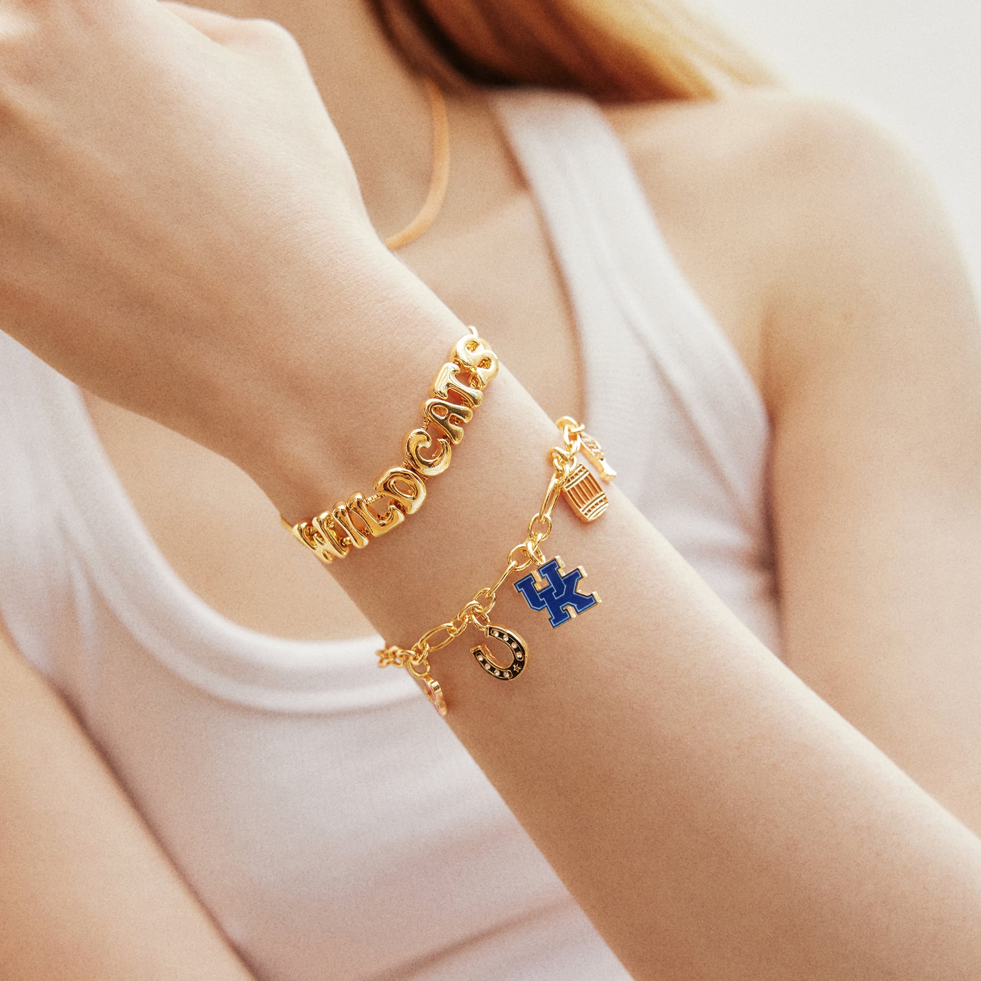 Ensemble de deux bracelets BaubleBar Kentucky Wildcats avec breloques délicates et slogan