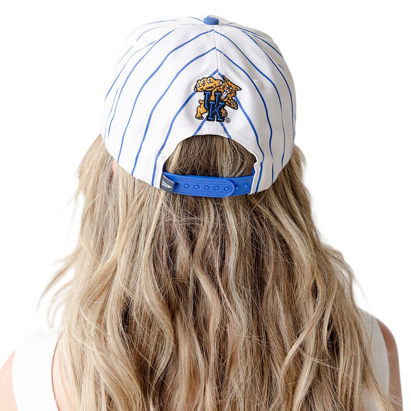 Casquette à rayures fines Kentucky Wildcats blanches pour femmes, modèle ajustable à cinq panneaux avec cordon, idéale pour les jours de match.