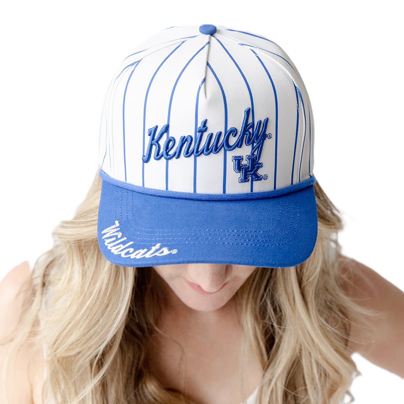 Casquette à rayures fines Kentucky Wildcats blanches pour femmes, modèle ajustable à cinq panneaux avec cordon, idéale pour les jours de match.