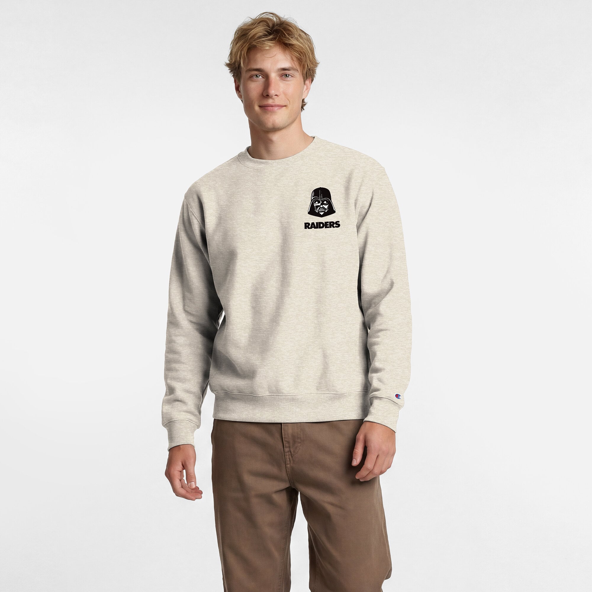 Sweat-shirt à col rond Disney x Champion Las Vegas Raiders Powerblend couleur avoine, logo poitrine gauche et dos.