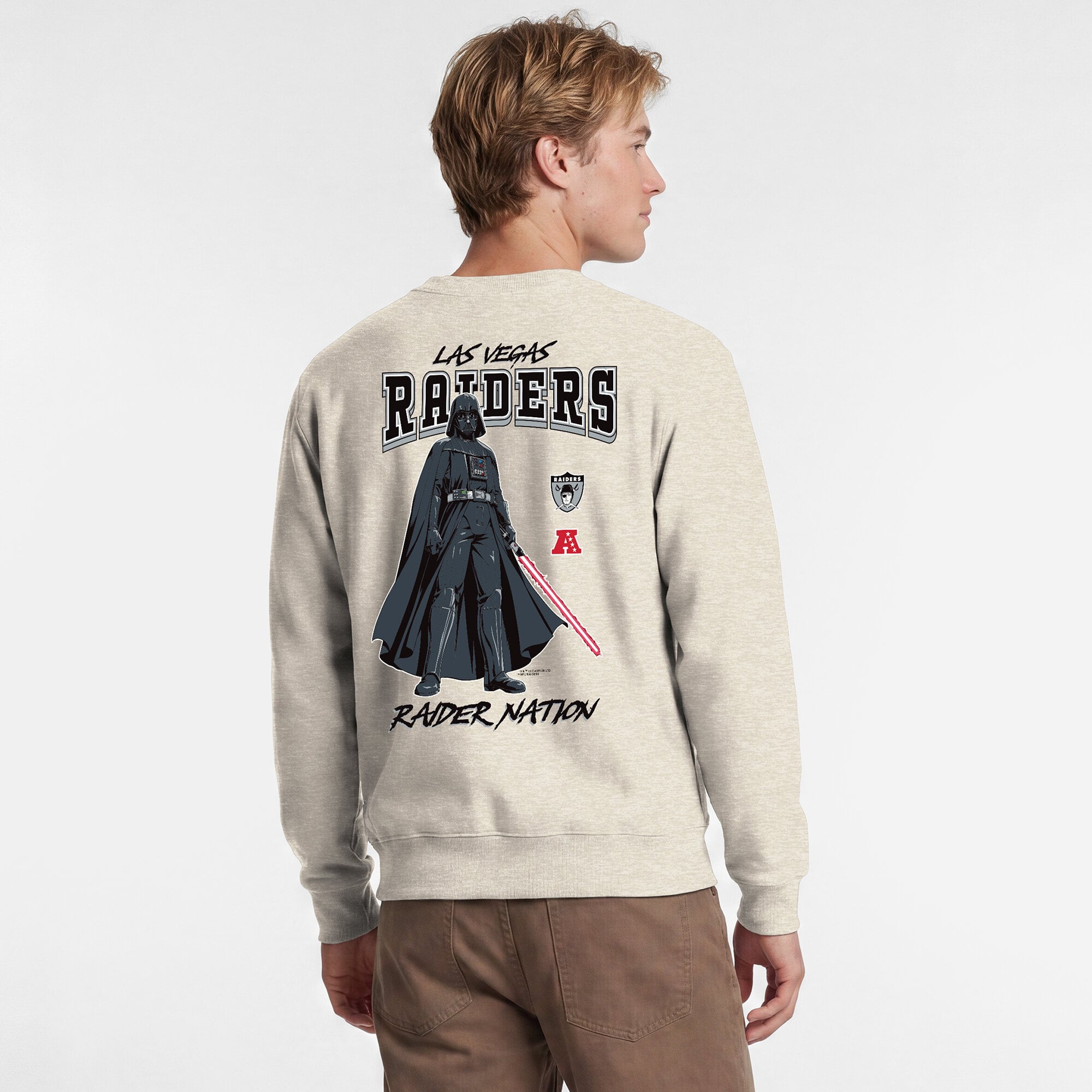 Sweat-shirt à col rond Disney x Champion Las Vegas Raiders Powerblend couleur avoine, logo poitrine gauche et dos.
