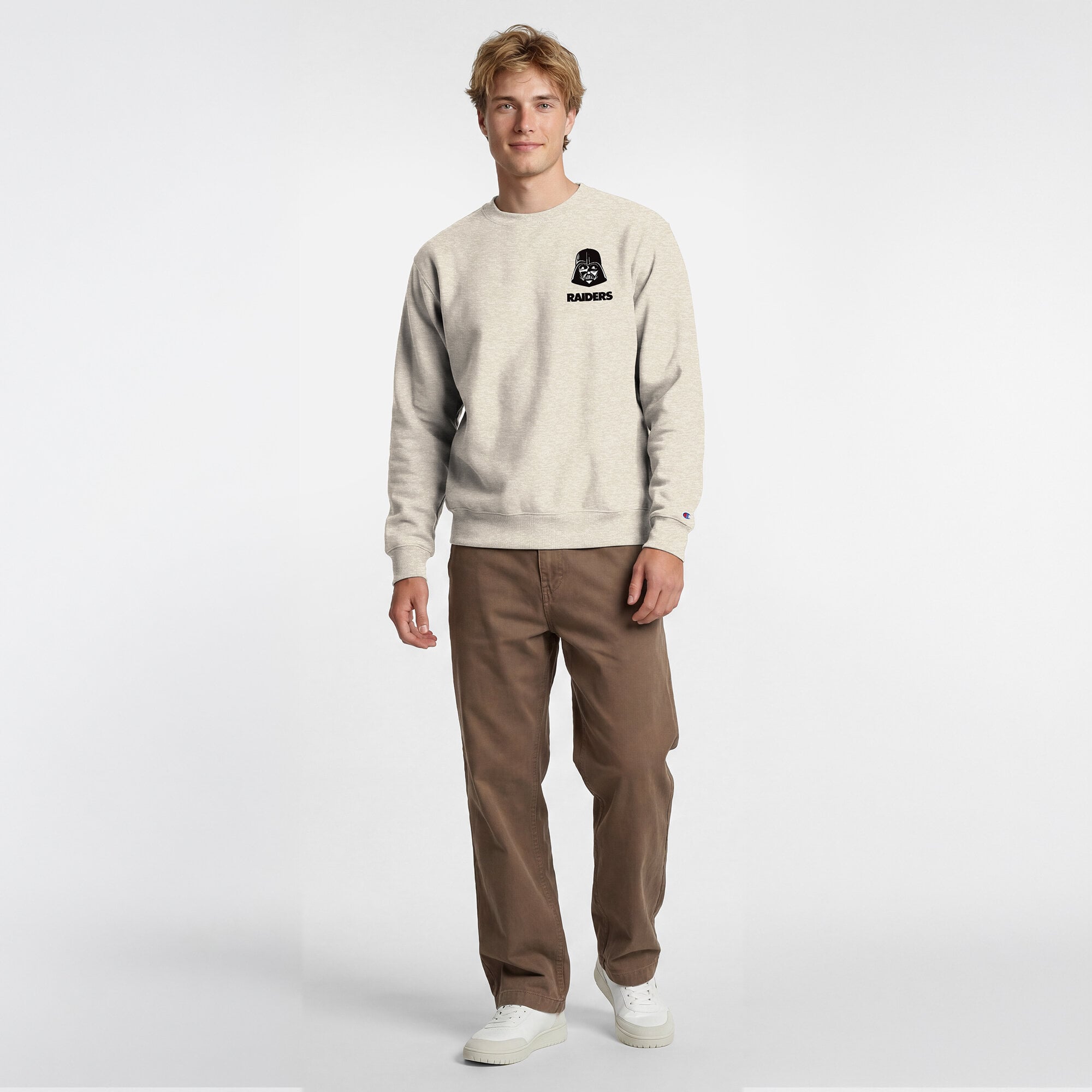 Sweat-shirt à col rond Disney x Champion Las Vegas Raiders Powerblend couleur avoine, logo poitrine gauche et dos.