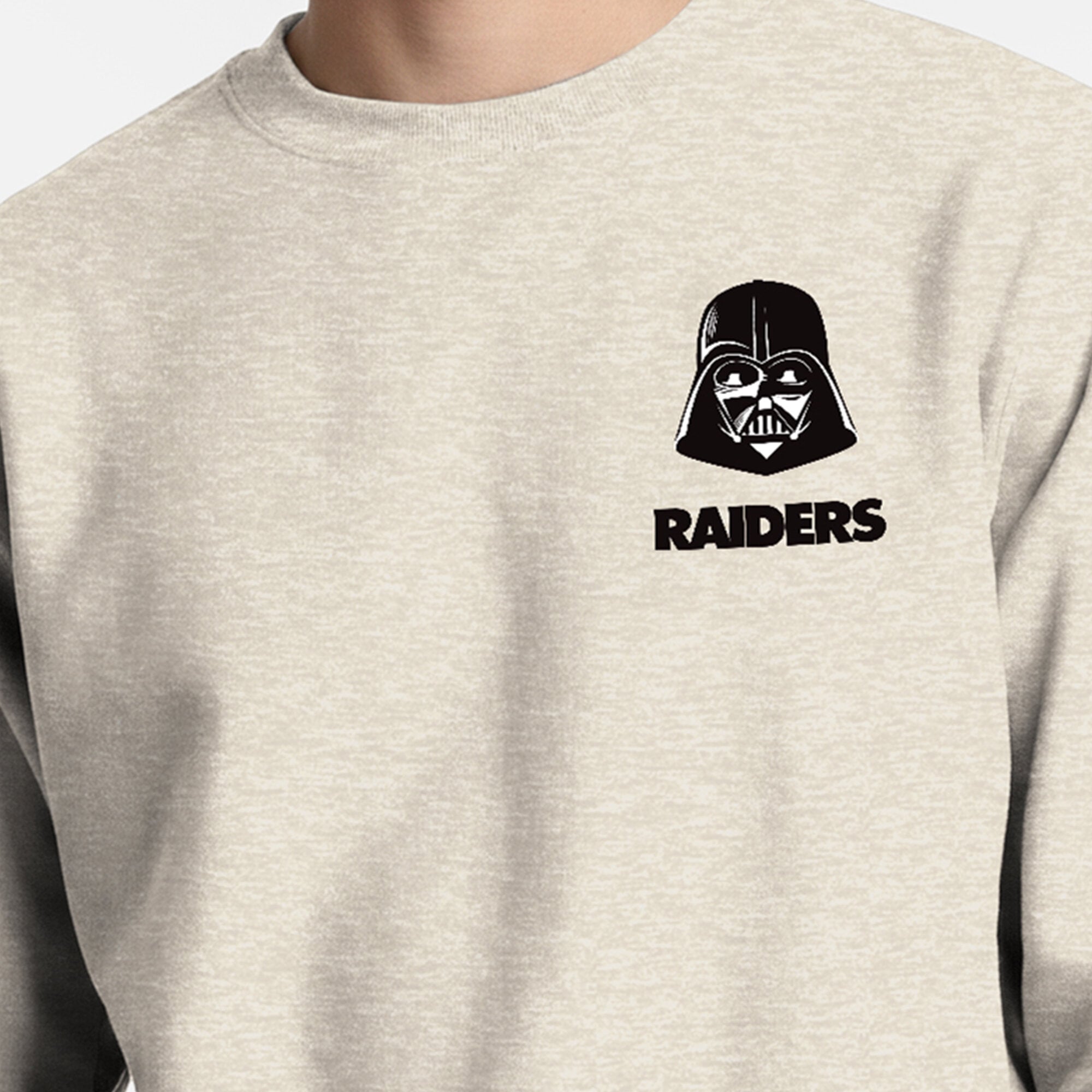 Sweat-shirt à col rond Disney x Champion Las Vegas Raiders Powerblend couleur avoine, logo poitrine gauche et dos.