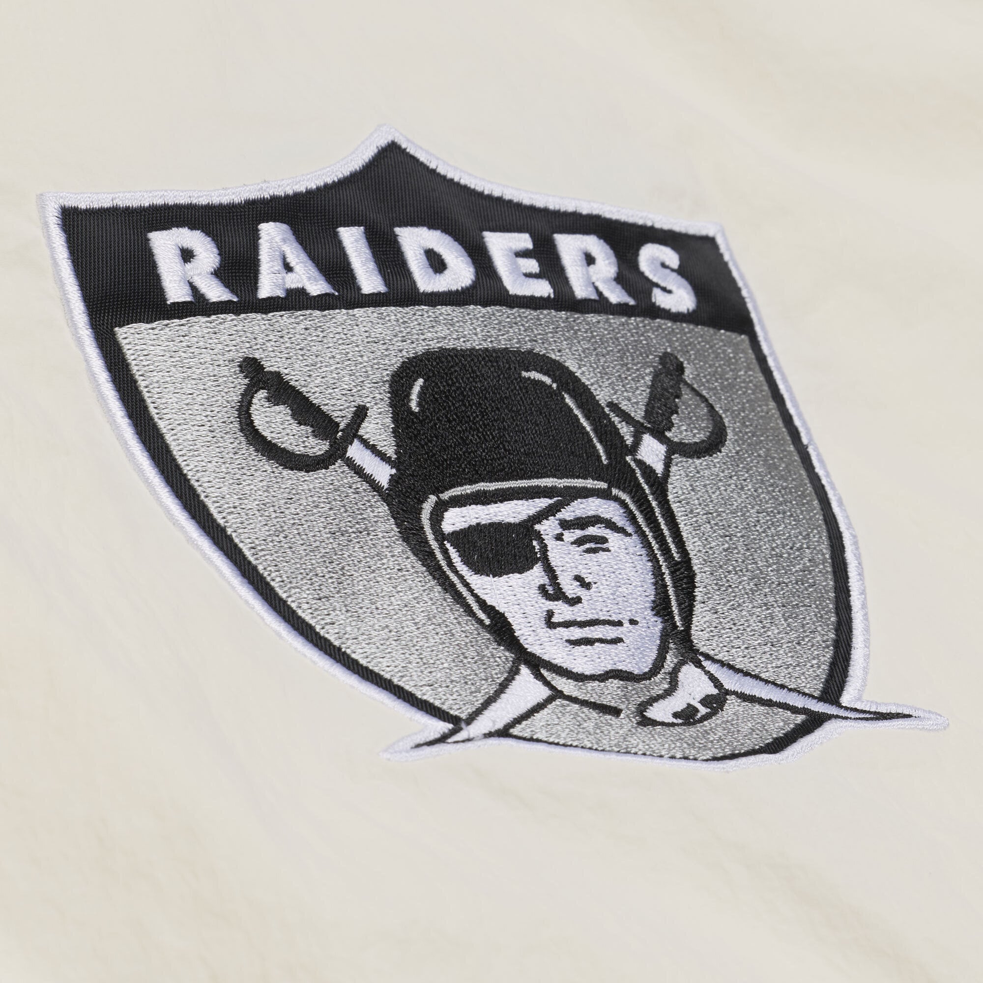 Veste de coach Mitchell & Ness crème Las Vegas Raiders Retro Roots pour homme