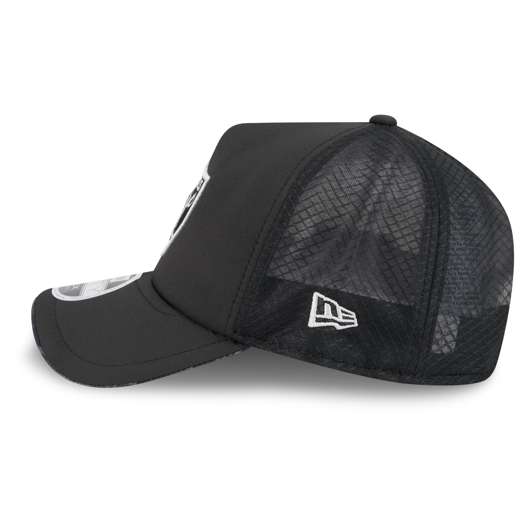 Men's New Era Black Las Vegas Raiders 2026 Salute To Service Apex 9FORTY Adjustable Trucker Hat