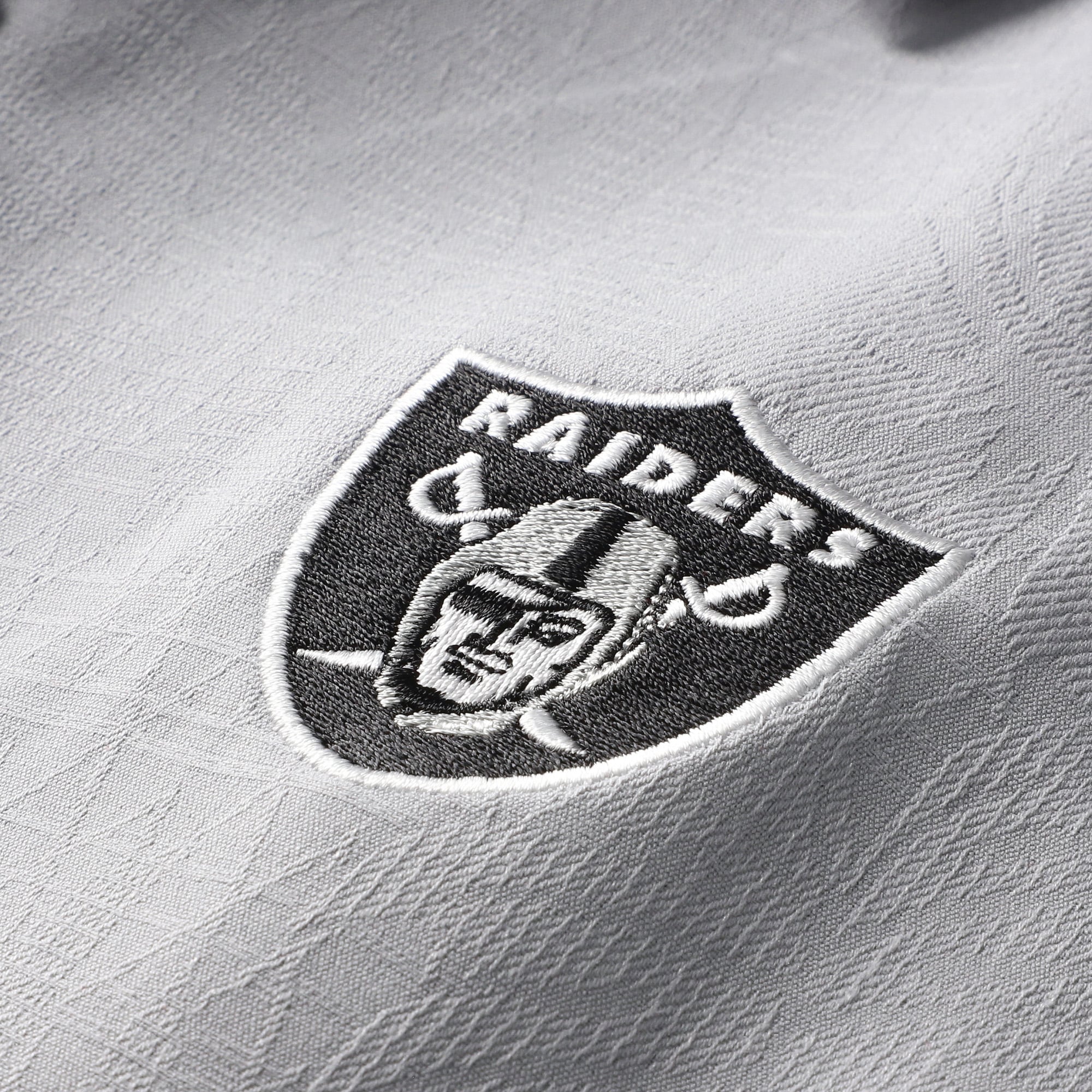 Chemise boutonnée Tommy Bahama grise pour homme, motif Endzone Paradise Island des Raiders de Las Vegas