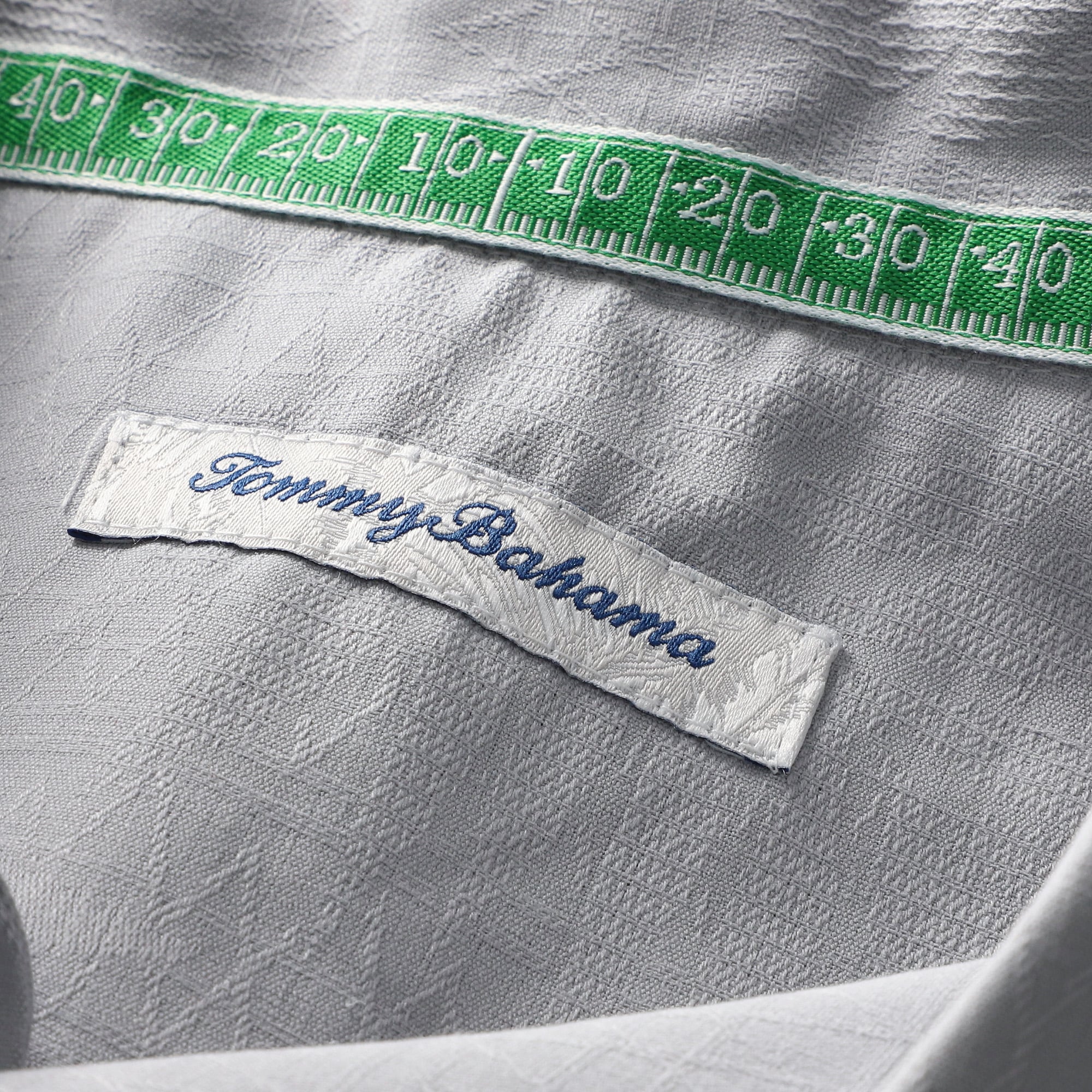 Chemise boutonnée Tommy Bahama grise pour homme, motif Endzone Paradise Island des Raiders de Las Vegas