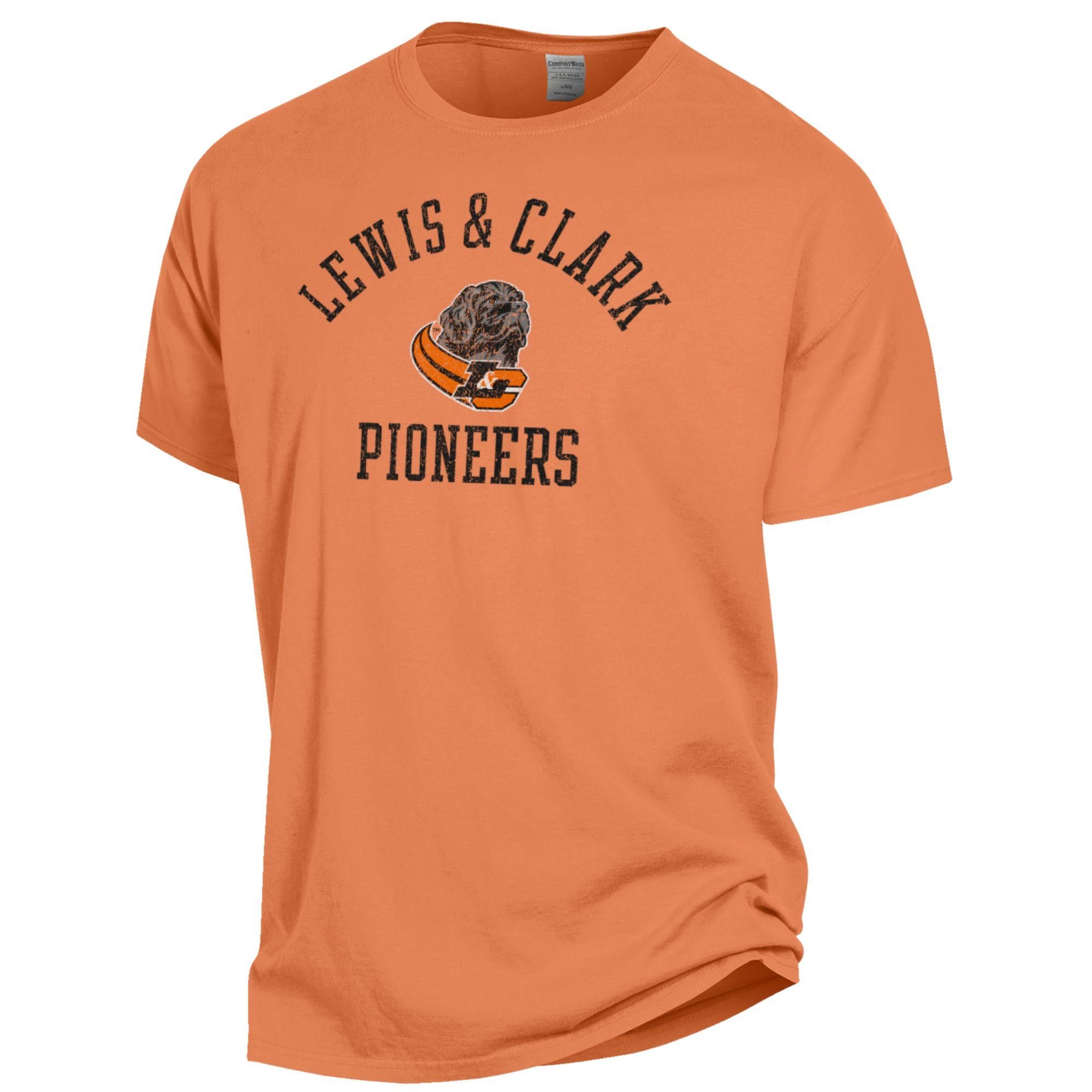 T-shirt teint en pièce ComfortWash orange pour homme, avec logo des Pioneers du Lewis & Clark College.