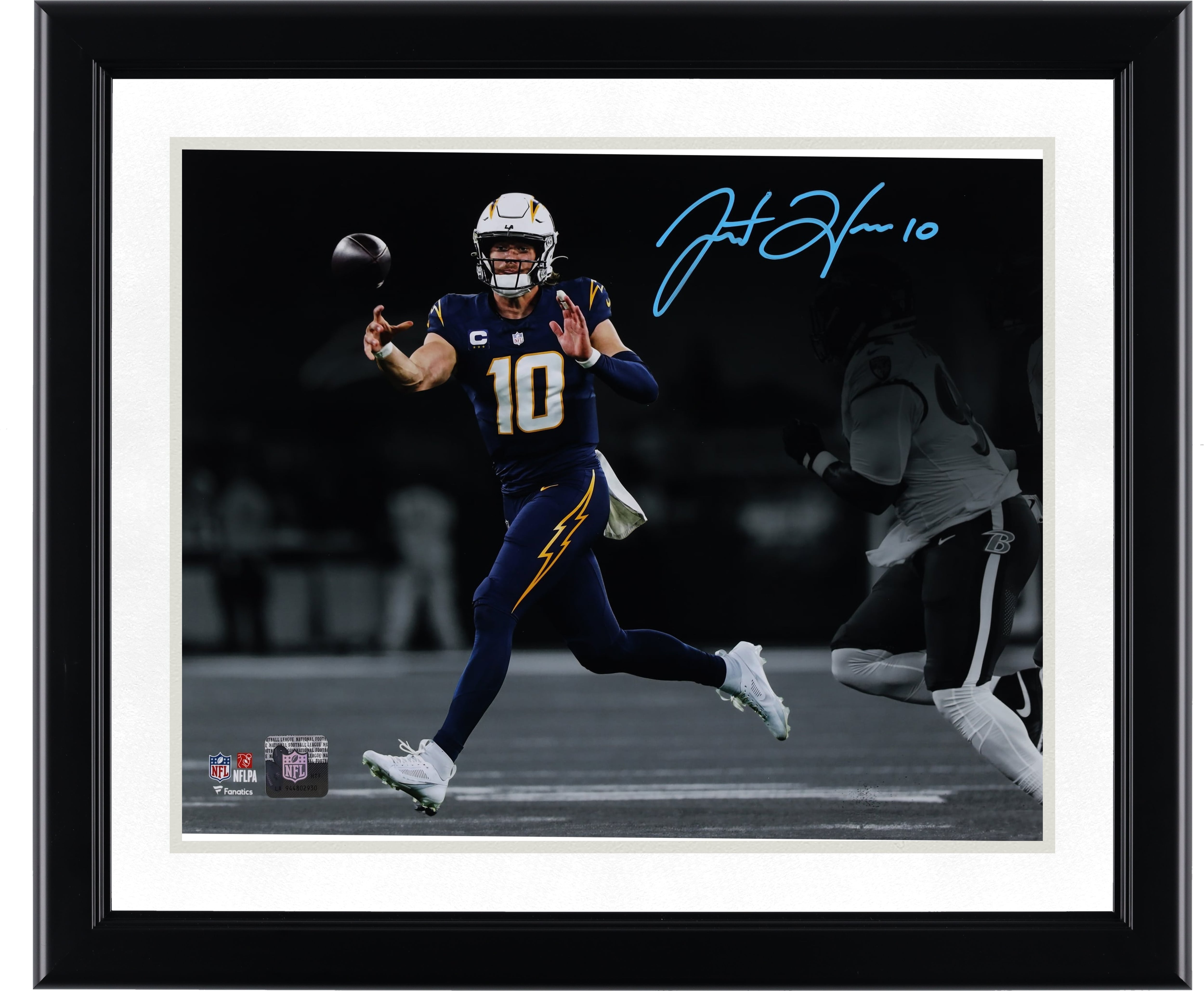 Photographie dédicacée de Justin Herbert des Los Angeles Chargers, maillot bleu marine de 11" x 14"