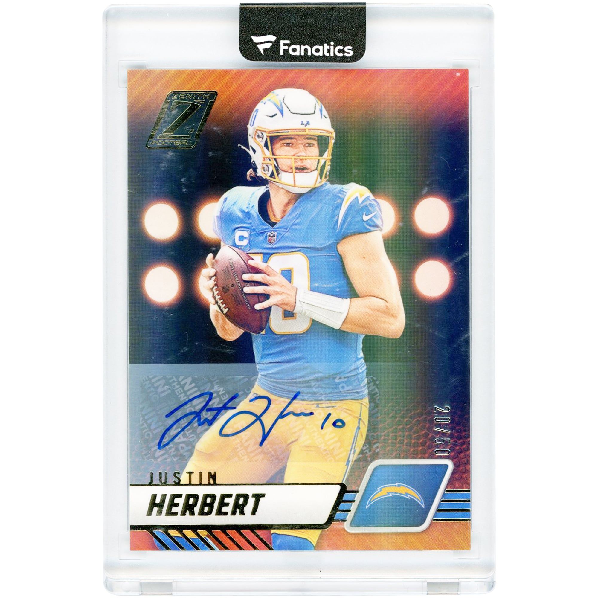 Carte Panini Zenith 2023 n° 50 (20/50) autographiée par Justin Herbert (Los Angeles Chargers)