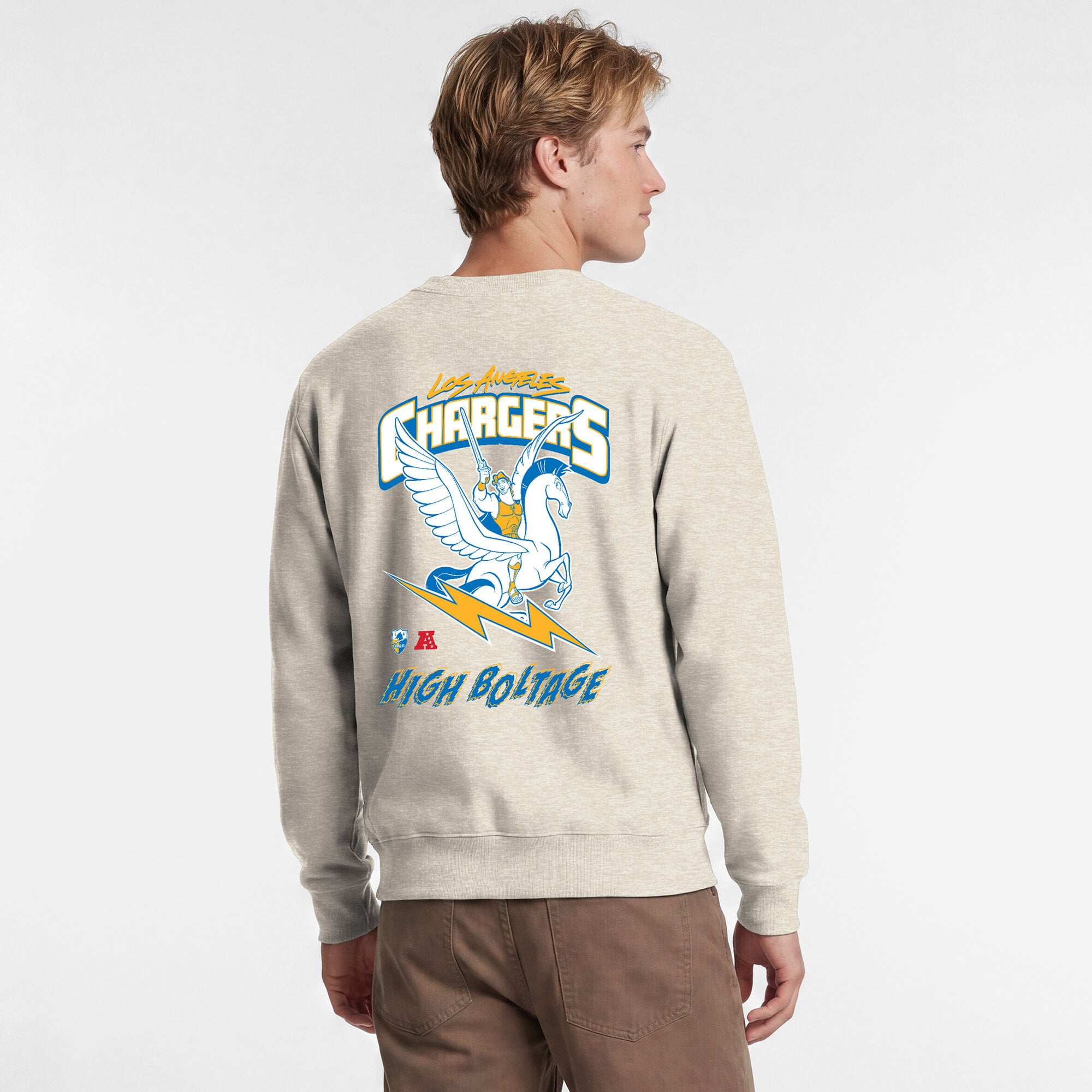 Sweat-shirt à col rond pour homme Disney x Champion couleur avoine Los Angeles Chargers Powerblend, poitrine gauche, dos.