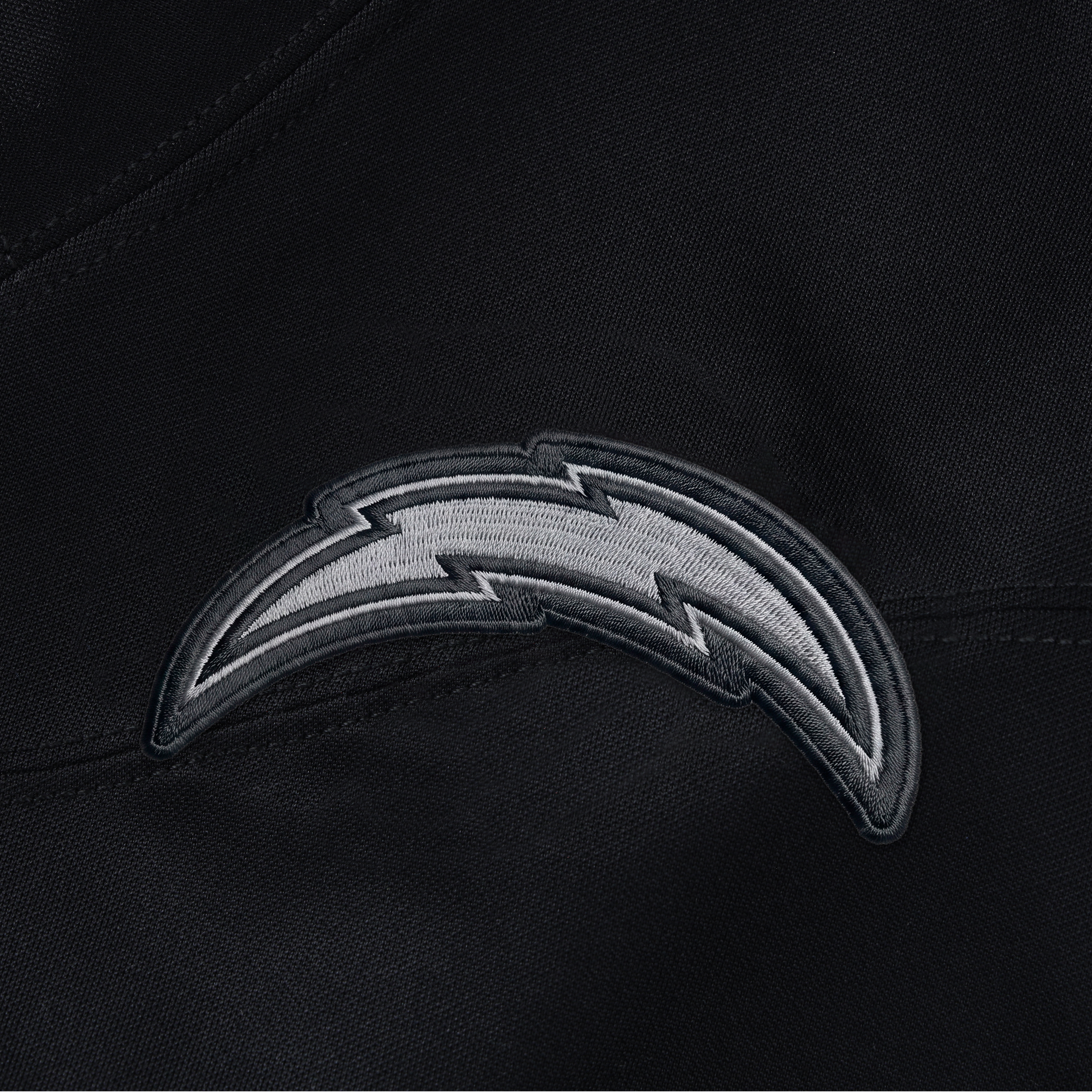 Maillot Nike Justin Herbert noir Los Angeles Chargers 2026 Salute to Service, édition limitée cousue