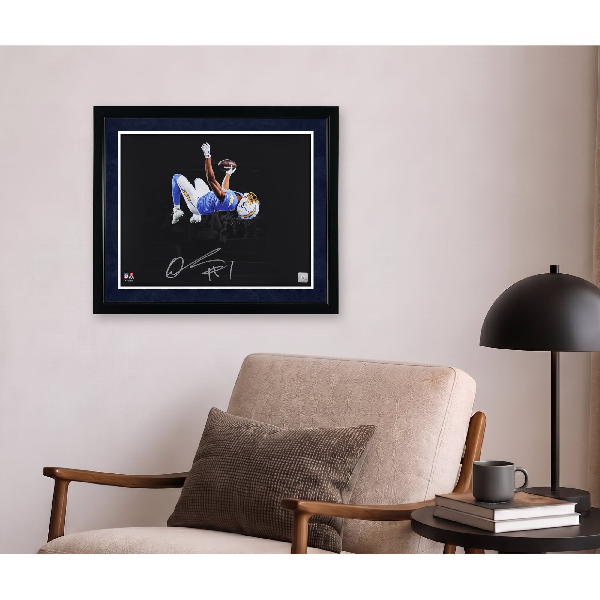 Photo de Quentin Johnston (Los Angeles Chargers) dédicacée, format 40 x 50 cm, prise lors d'un salto arrière.