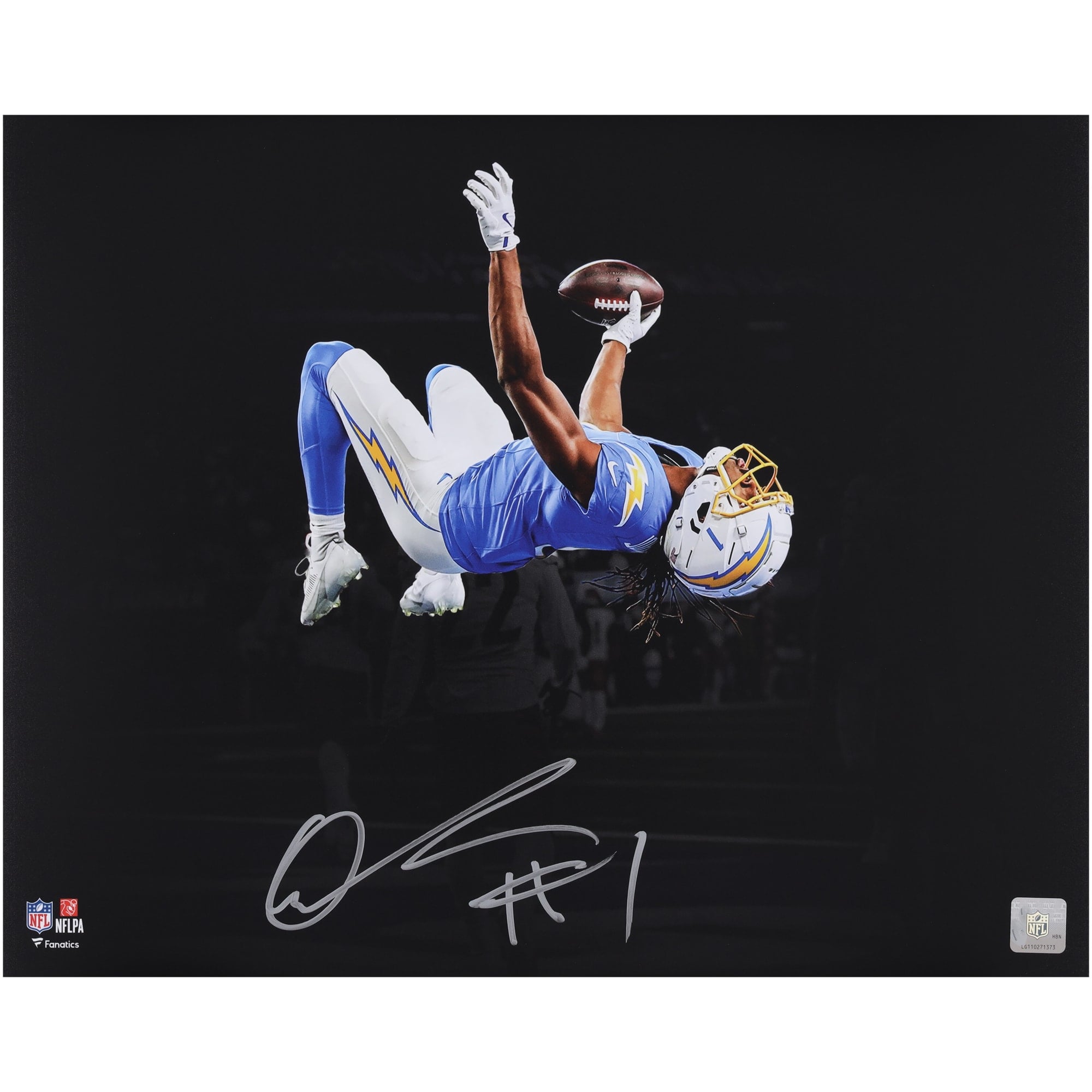 Photo de Quentin Johnston (Los Angeles Chargers) dédicacée, format 40 x 50 cm, prise lors d'un salto arrière.