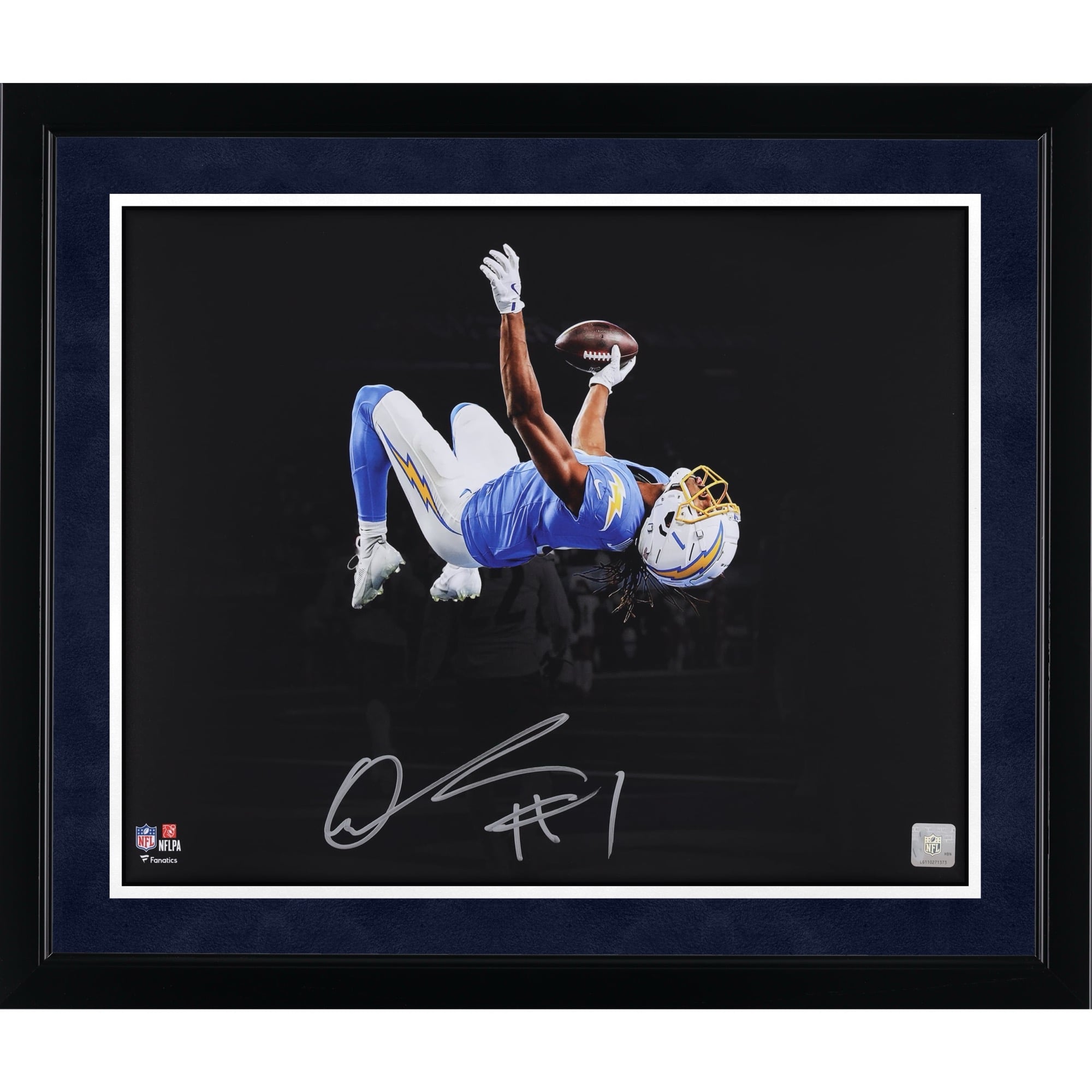 Photo de Quentin Johnston (Los Angeles Chargers) dédicacée, format 40 x 50 cm, prise lors d'un salto arrière.