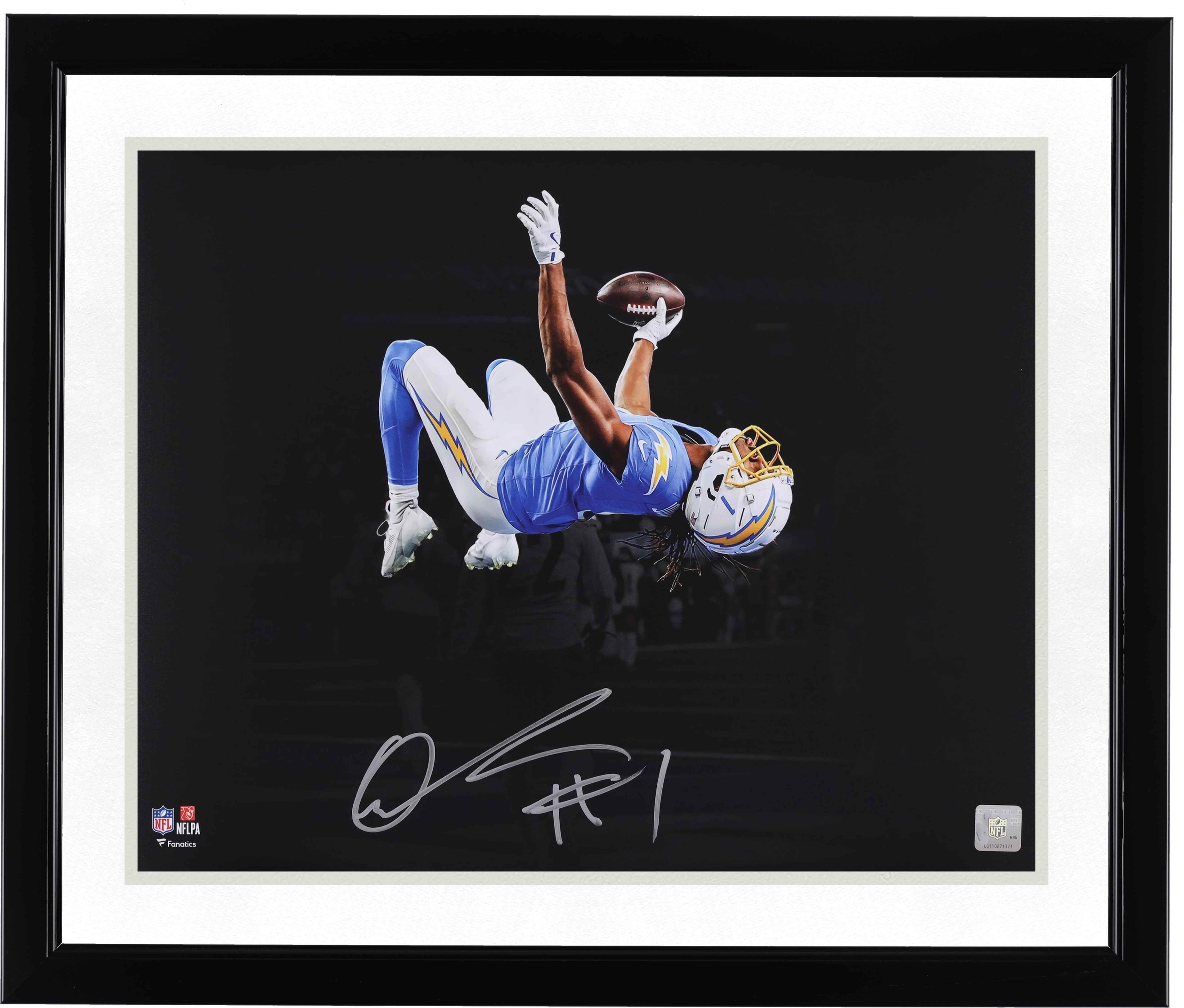 Photo de Quentin Johnston (Los Angeles Chargers) dédicacée, format 40 x 50 cm, prise lors d'un salto arrière.