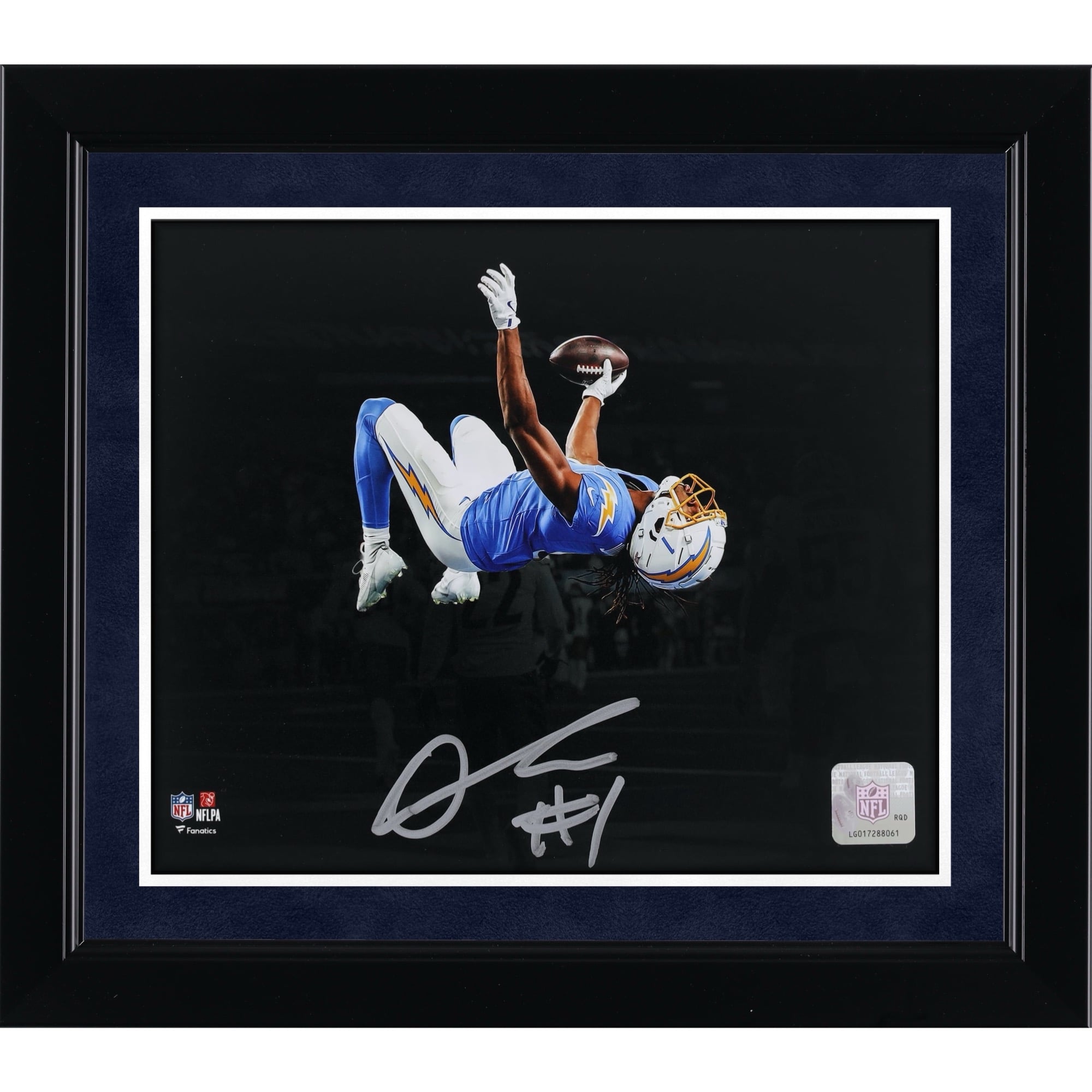 Photo de Quentin Johnston (Los Angeles Chargers) dédicacée (8 x 10 pouces) lors d'un salto arrière sous les projecteurs