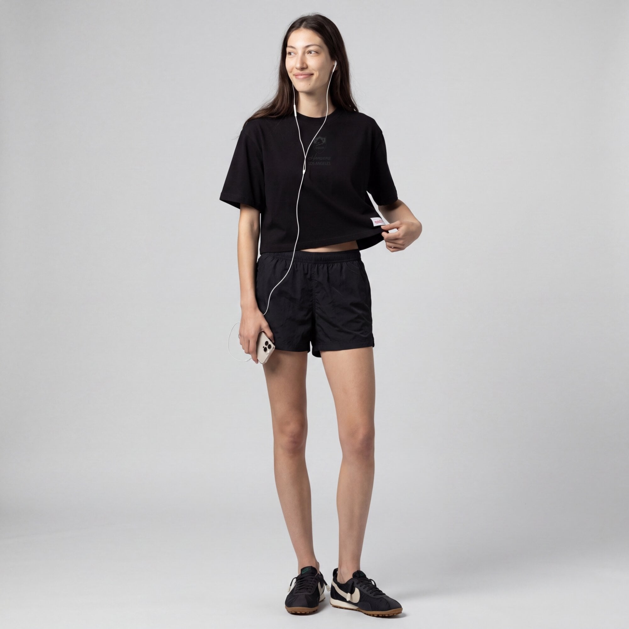 T-shirt court à logo micro noir Mitchell & Ness Core Essentials pour femme, Los Angeles Chargers.