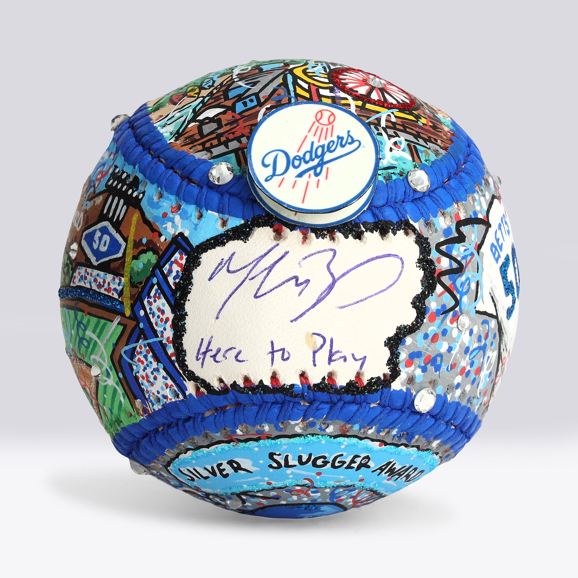 Balle de baseball autographiée par Mookie Betts des Dodgers de Los Angeles avec l'inscription « Here To Play » - Illustration de Charles Fazzino - NF70445970