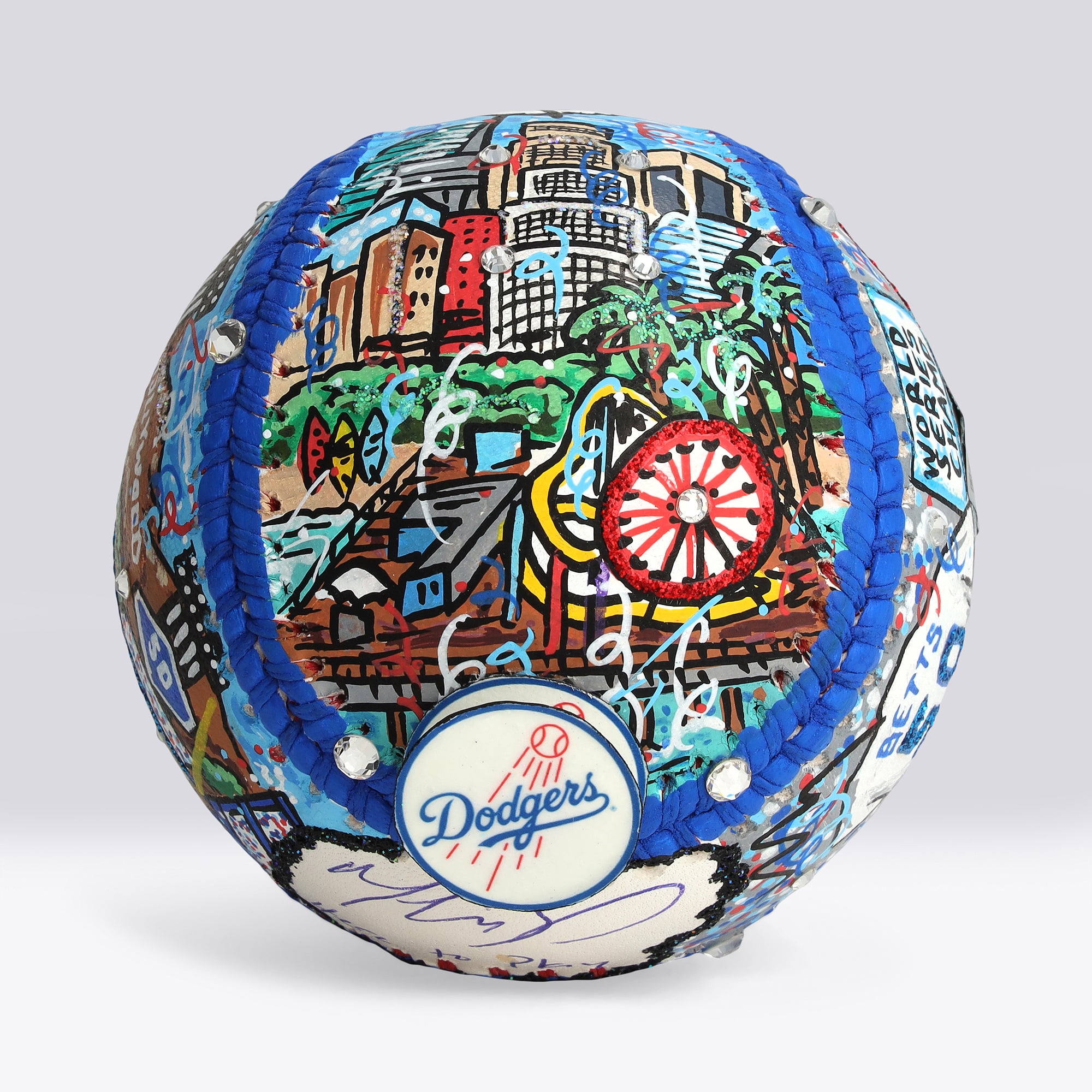 Balle de baseball autographiée par Mookie Betts des Dodgers de Los Angeles avec l'inscription « Here To Play » - Illustration de Charles Fazzino - NF70445970