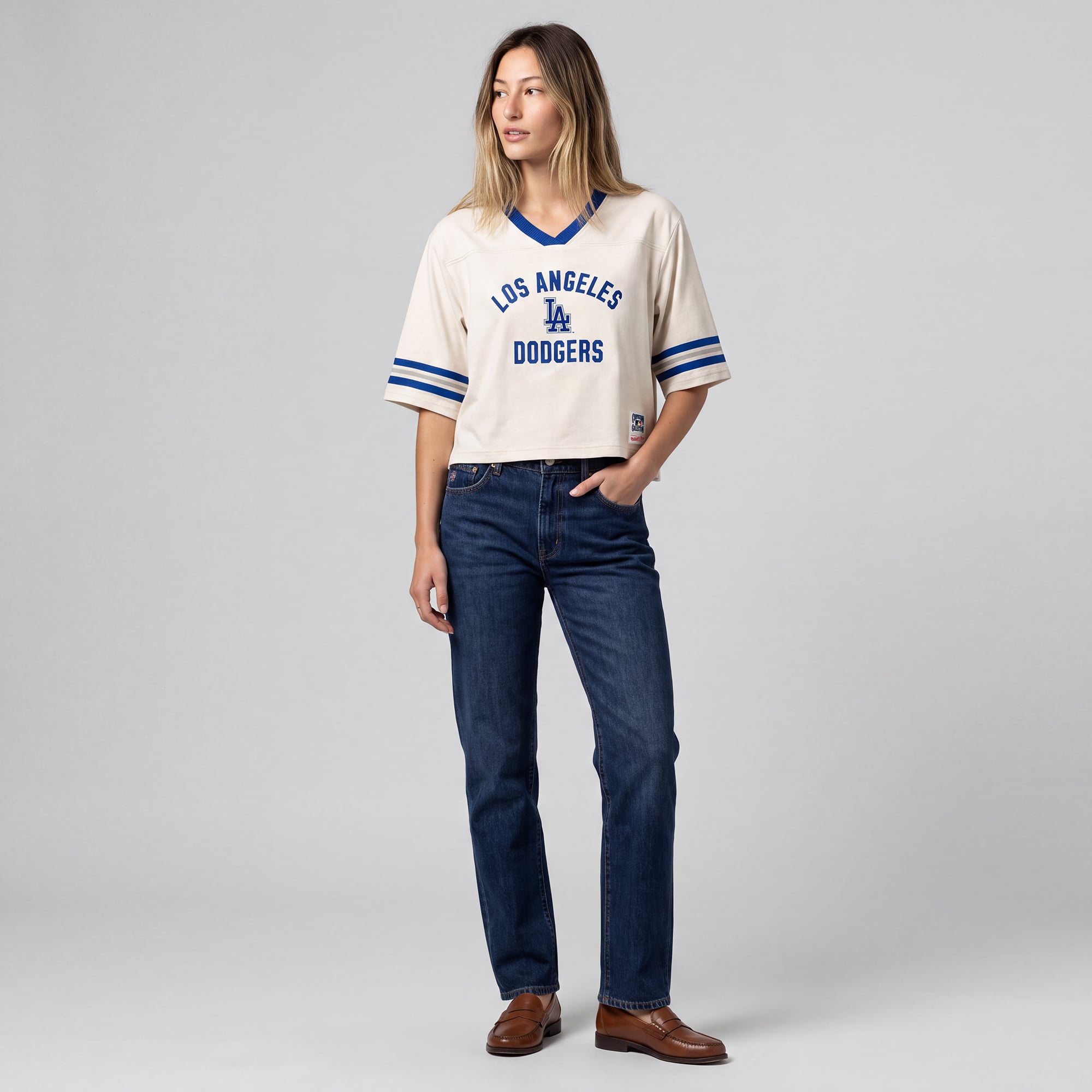 T-shirt Mitchell & Ness crème pour femme, Los Angeles Dodgers Retro Roots Hardwood Classics, coupe courte carrée et col en V